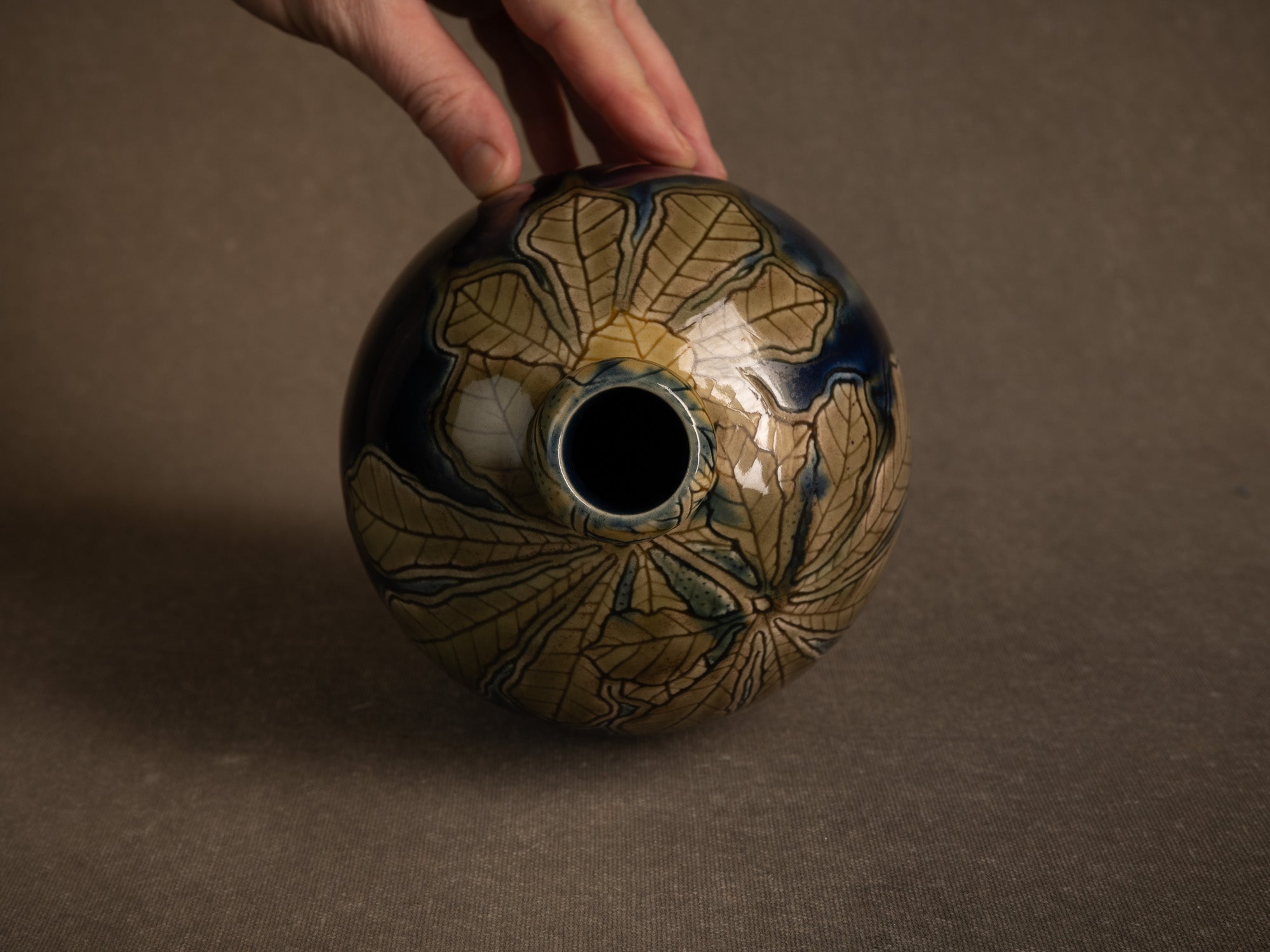 Remarquable vase de Gazo Foudji pour Hippolyte Boulenger Choisy-le-Roi, France (Vers 1890)..Remarkable vase by Gazo Foudji for Hippolyte Boulenger Choisy-le-Roi, France (ca. 1890)