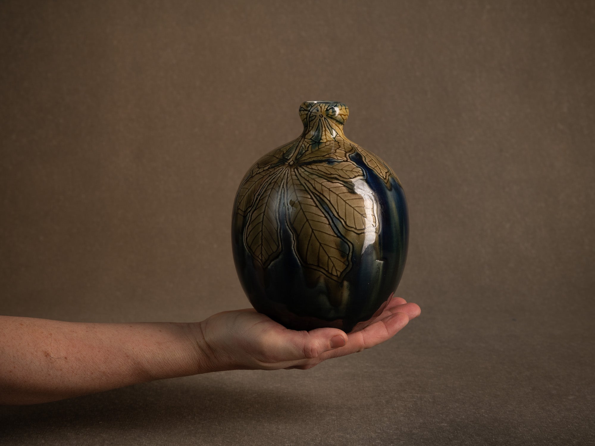 Remarquable vase de Gazo Foudji pour Hippolyte Boulenger Choisy-le-Roi, France (Vers 1890)..Remarkable vase by Gazo Foudji for Hippolyte Boulenger Choisy-le-Roi, France (ca. 1890)