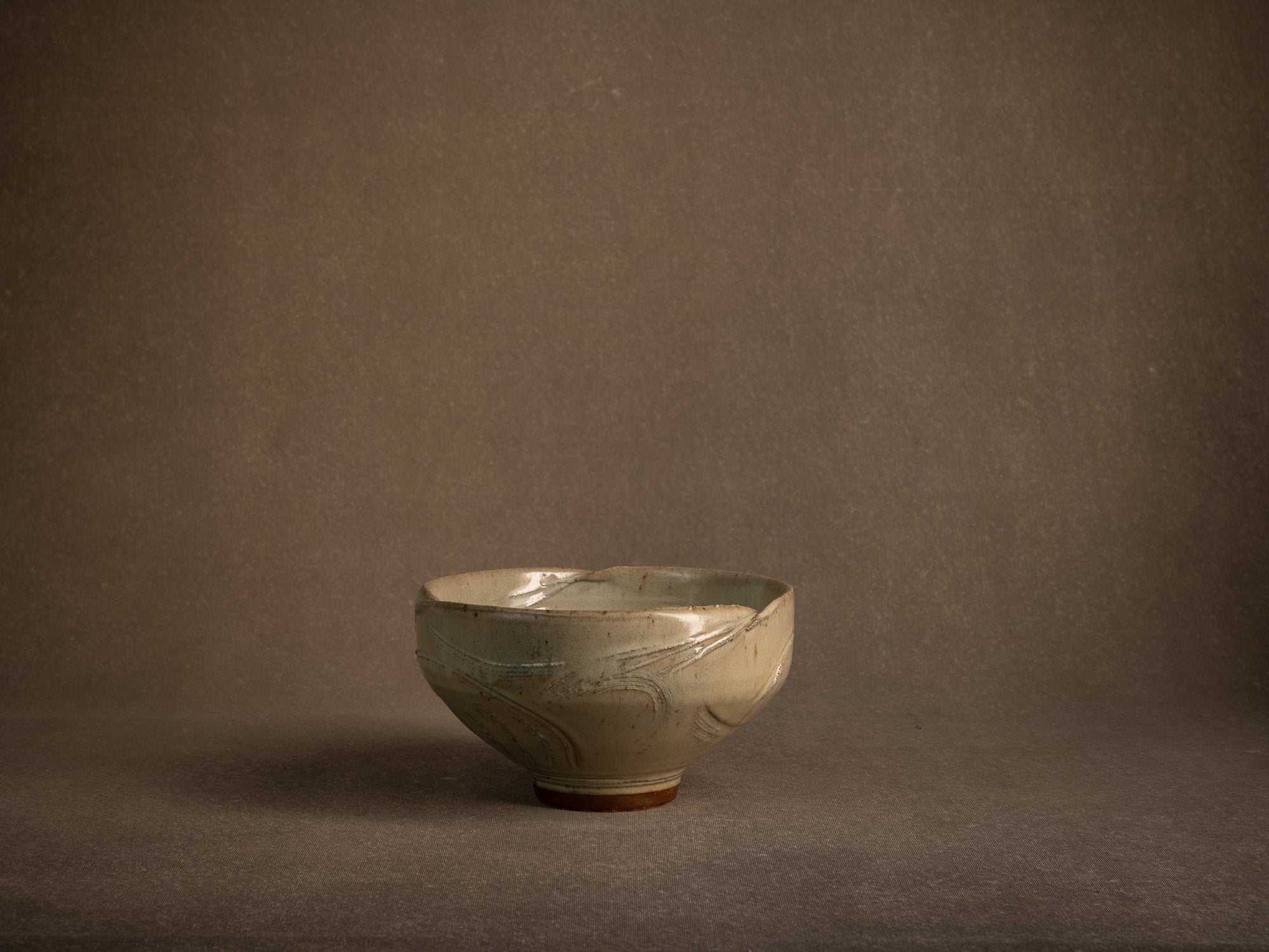 Coupe circulaire en grès de Gérard Quinchez, France (vers 1985)..Circular stoneware bowl by Gérard Quinchez, France (circa 1985)
