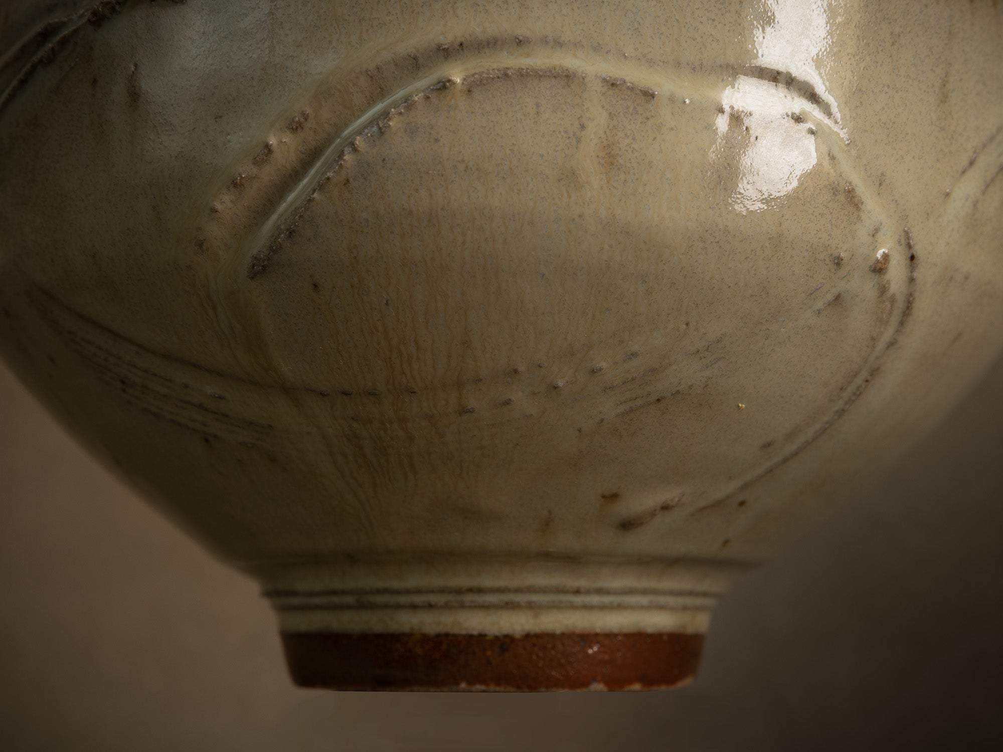 Coupe circulaire en grès de Gérard Quinchez, France (vers 1985)..Circular stoneware bowl by Gérard Quinchez, France (circa 1985)