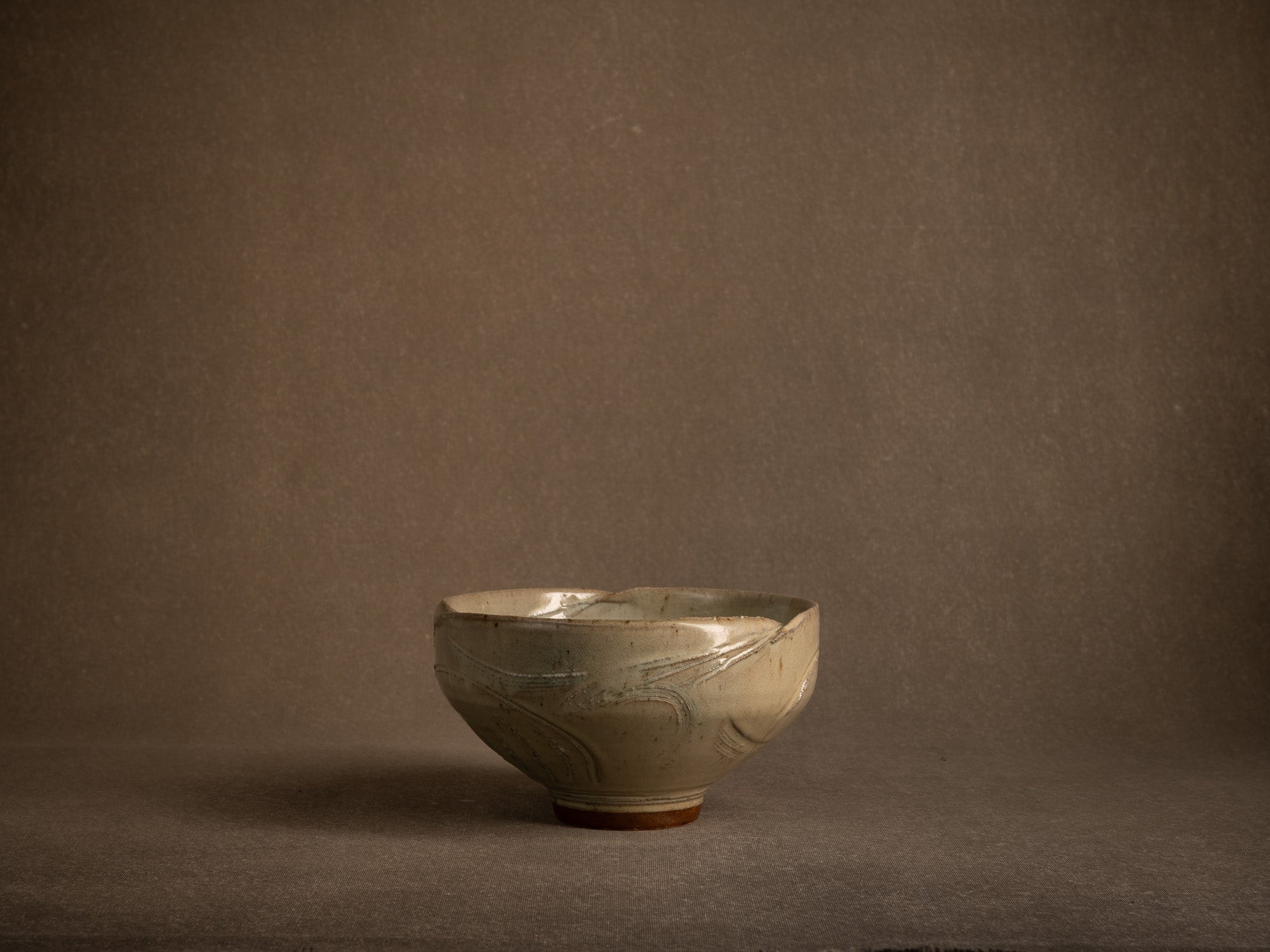 Coupe circulaire en grès de Gérard Quinchez, France (vers 1985)..Circular stoneware bowl by Gérard Quinchez, France (circa 1985)