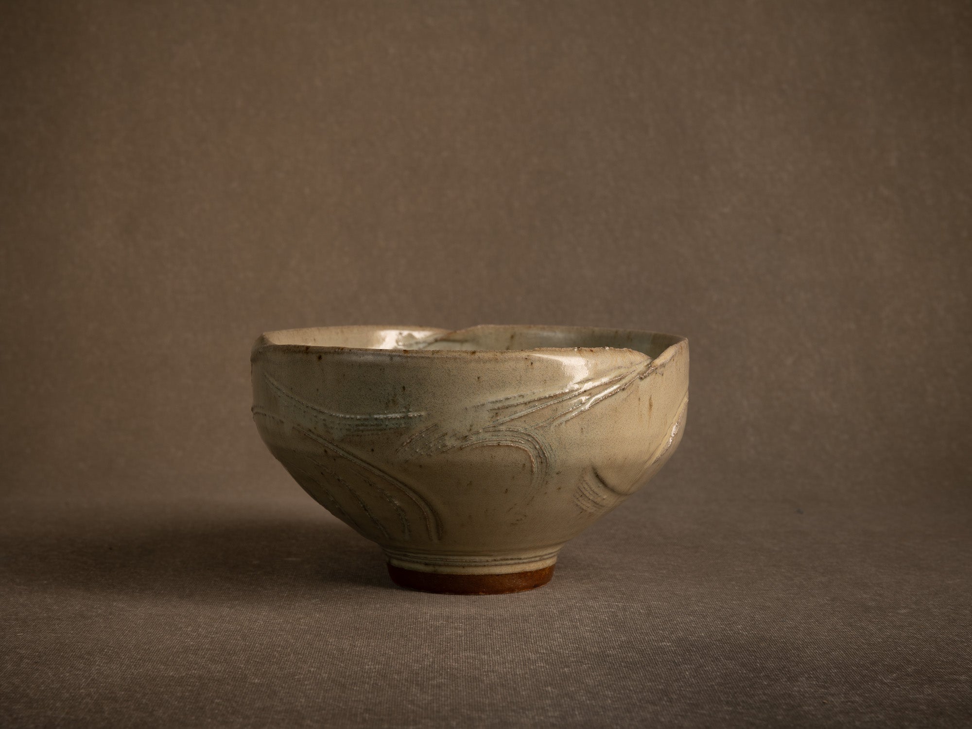 Coupe circulaire en grès de Gérard Quinchez, France (vers 1985)..Circular stoneware bowl by Gérard Quinchez, France (circa 1985)