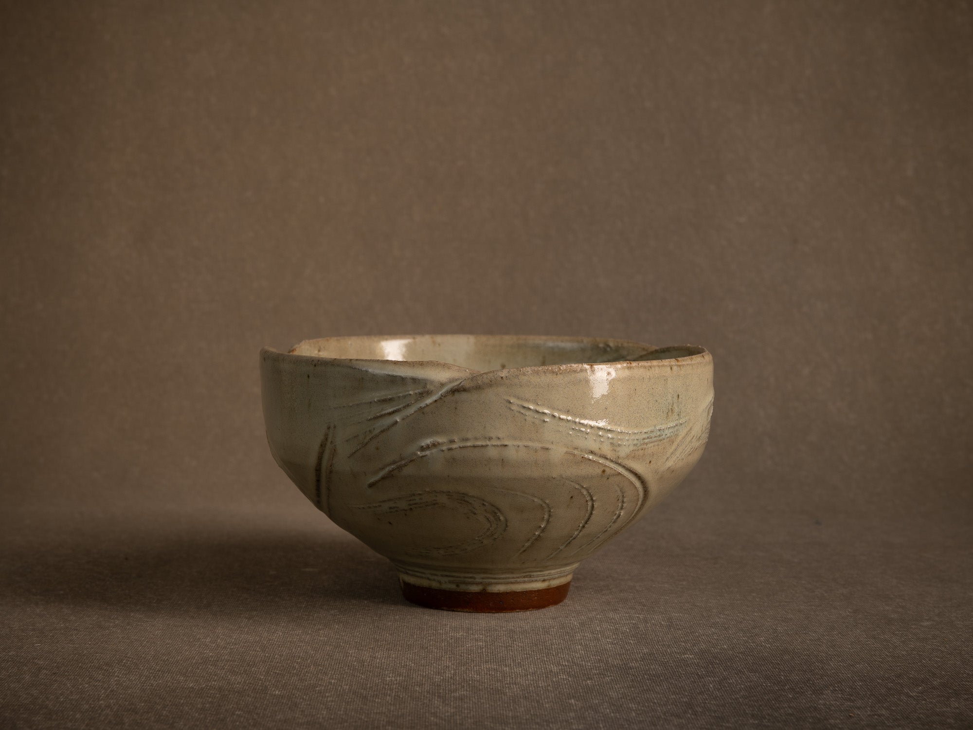 Coupe circulaire en grès de Gérard Quinchez, France (vers 1985)..Circular stoneware bowl by Gérard Quinchez, France (circa 1985)