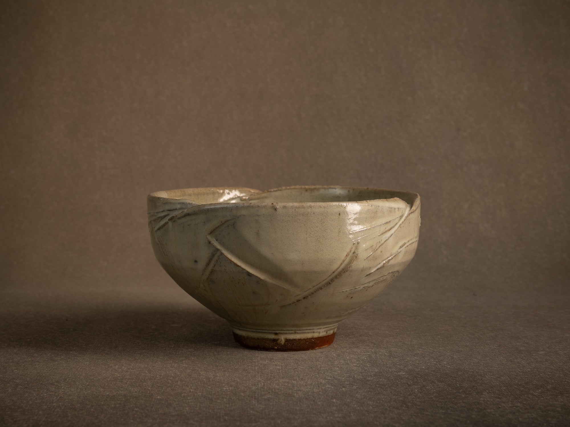 Coupe circulaire en grès de Gérard Quinchez, France (vers 1985)..Circular stoneware bowl by Gérard Quinchez, France (circa 1985)