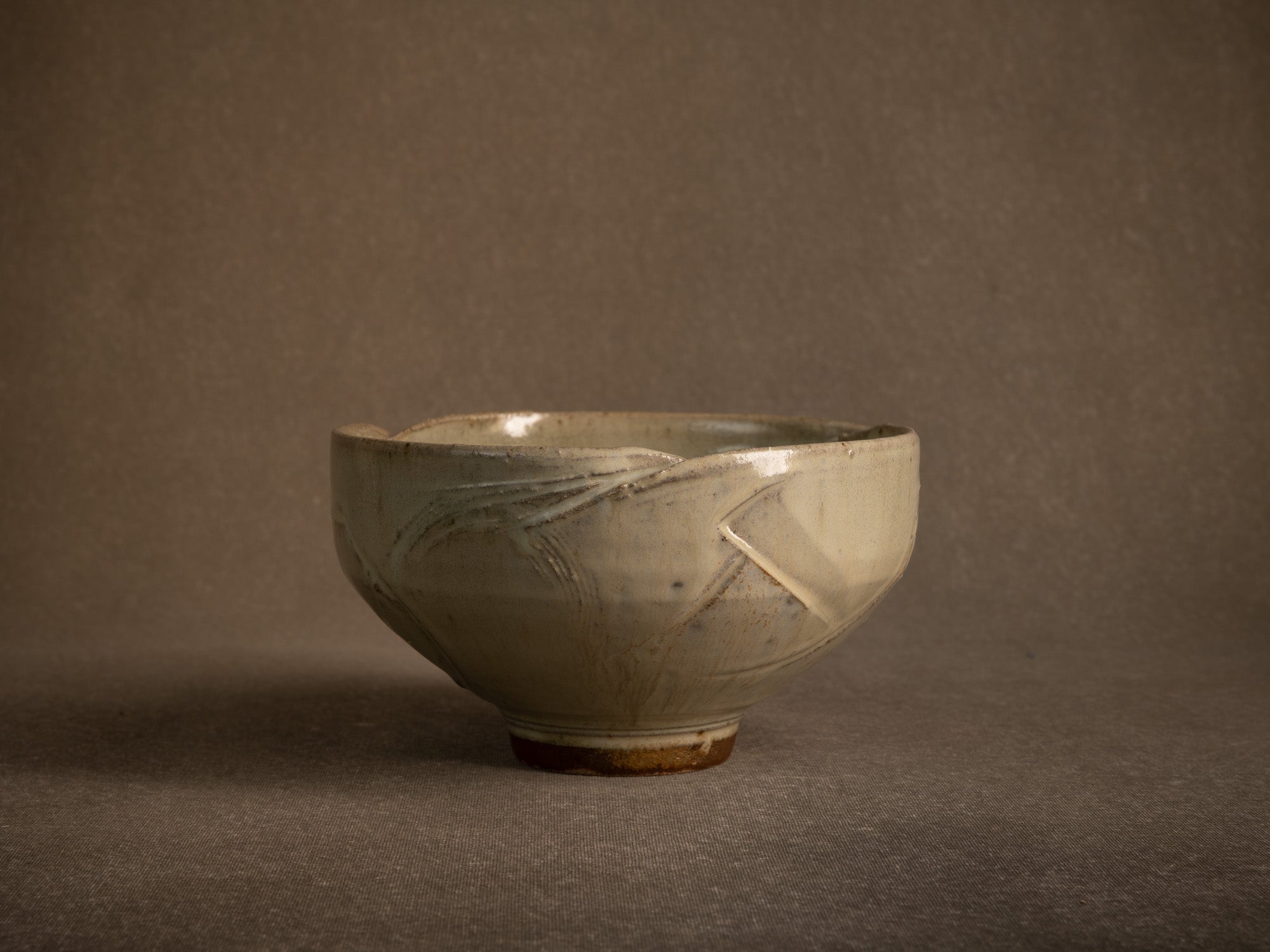Coupe circulaire en grès de Gérard Quinchez, France (vers 1985)..Circular stoneware bowl by Gérard Quinchez, France (circa 1985)