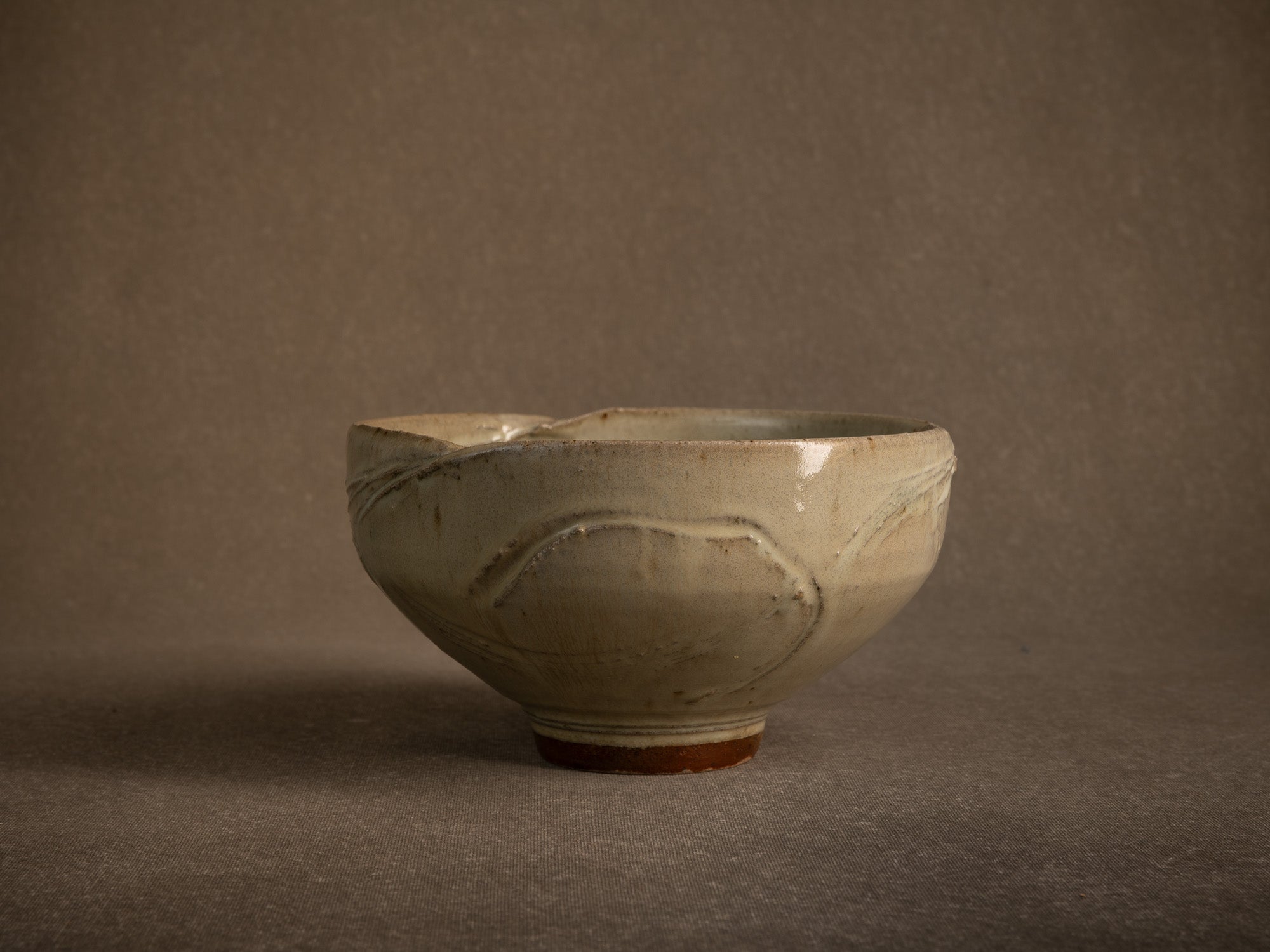 Coupe circulaire en grès de Gérard Quinchez, France (vers 1985)..Circular stoneware bowl by Gérard Quinchez, France (circa 1985)