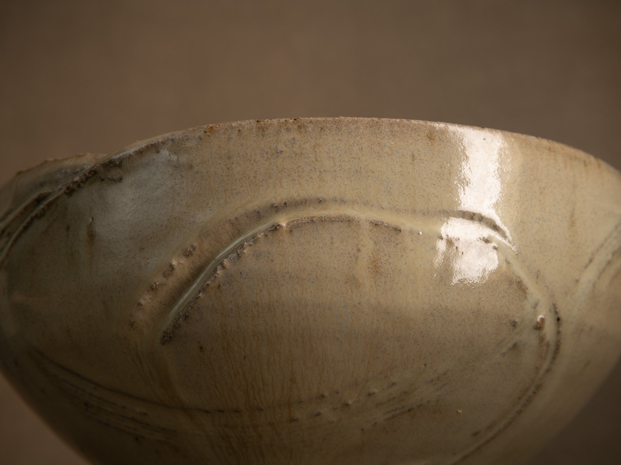 Coupe circulaire en grès de Gérard Quinchez, France (vers 1985)..Circular stoneware bowl by Gérard Quinchez, France (circa 1985)