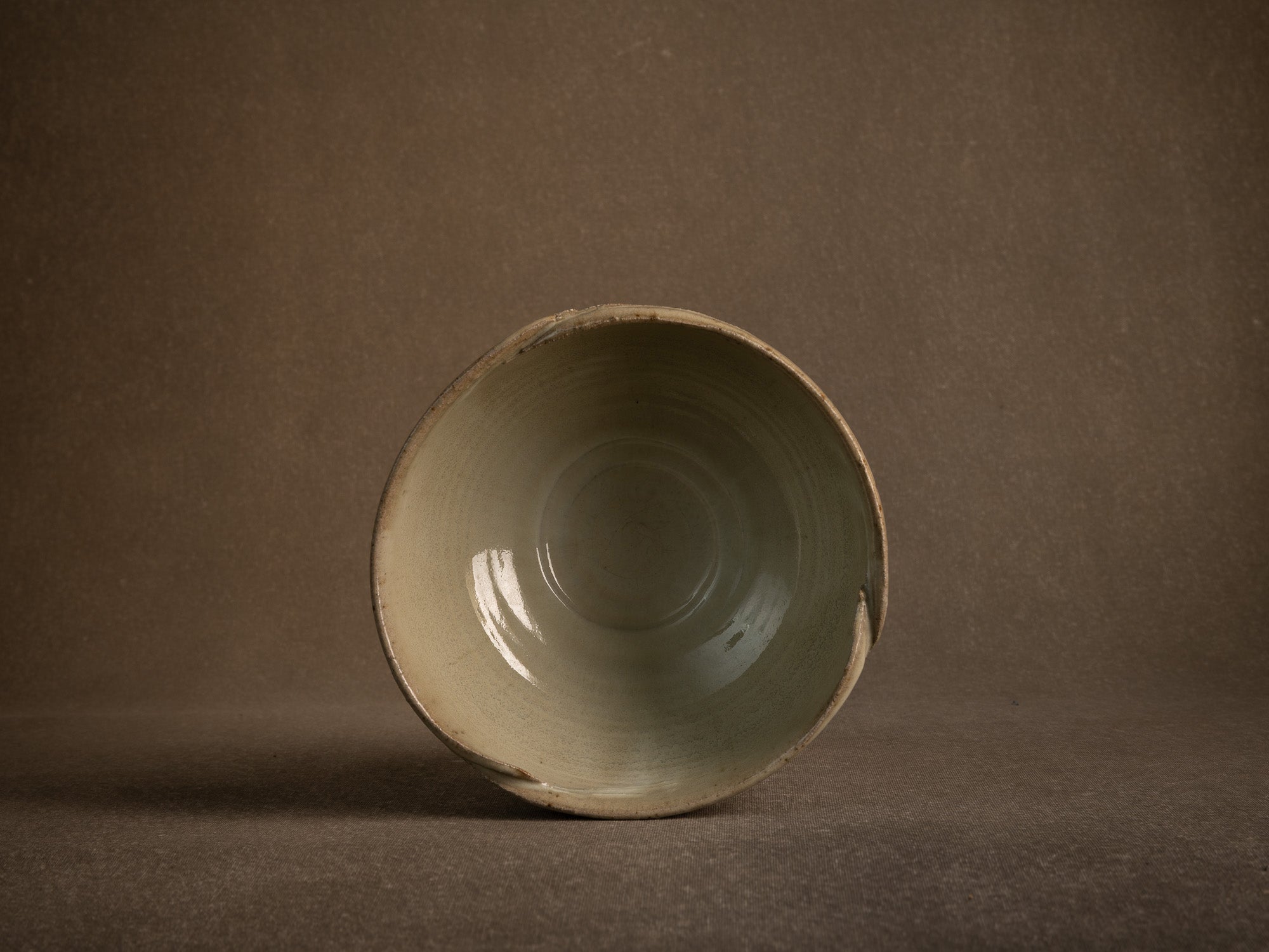 Coupe circulaire en grès de Gérard Quinchez, France (vers 1985)..Circular stoneware bowl by Gérard Quinchez, France (circa 1985)