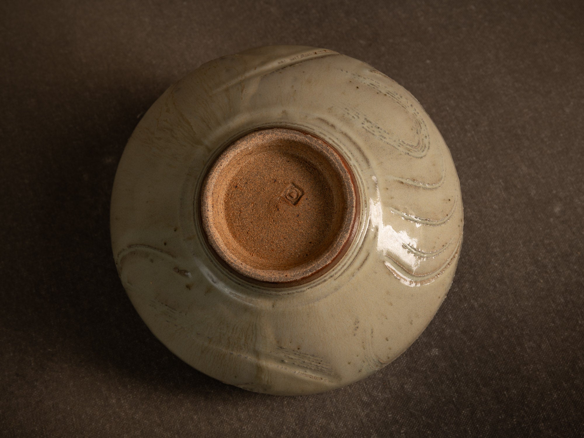 Coupe circulaire en grès de Gérard Quinchez, France (vers 1985)..Circular stoneware bowl by Gérard Quinchez, France (circa 1985)