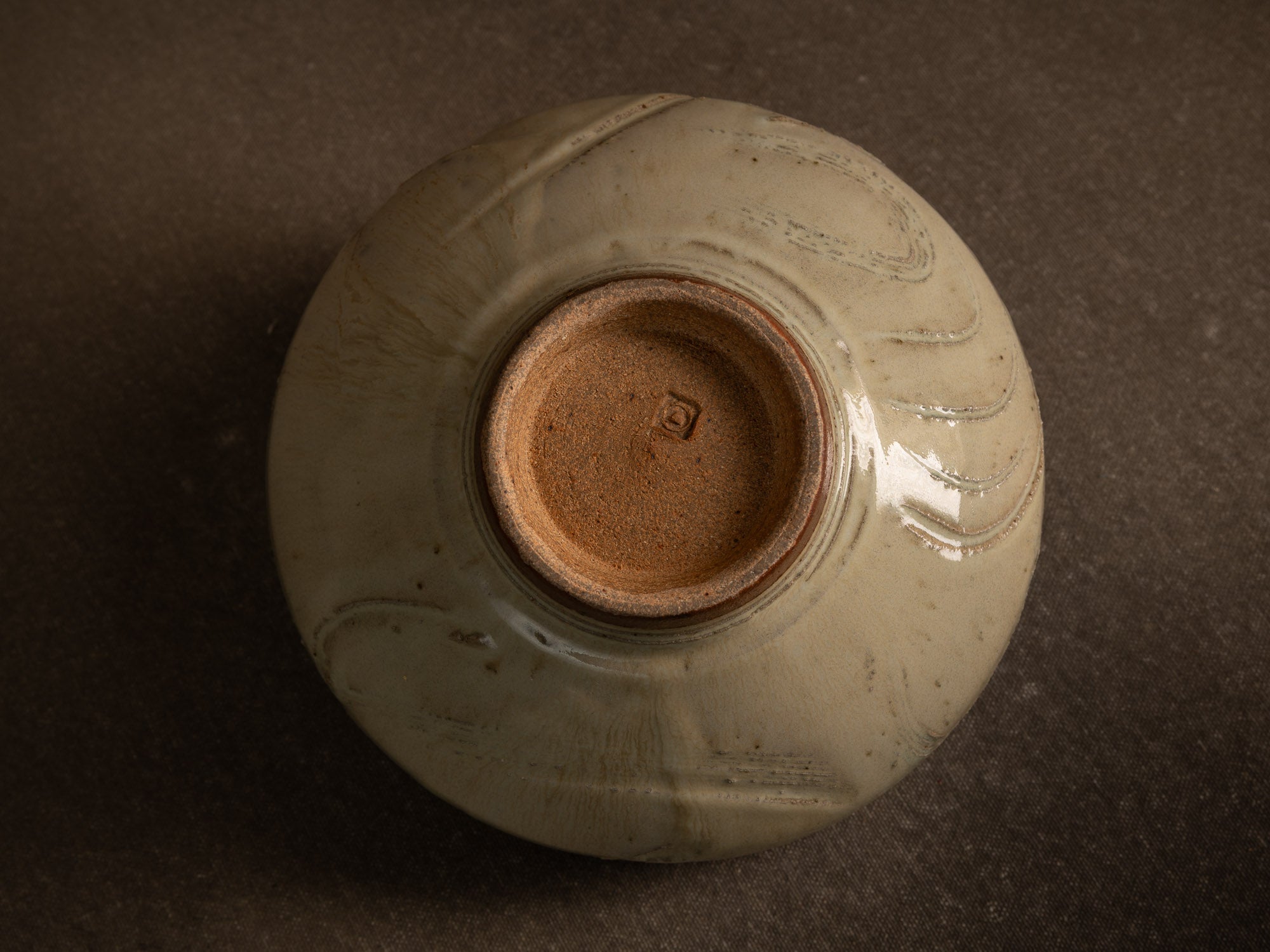 Coupe circulaire en grès de Gérard Quinchez, France (vers 1985)..Circular stoneware bowl by Gérard Quinchez, France (circa 1985)