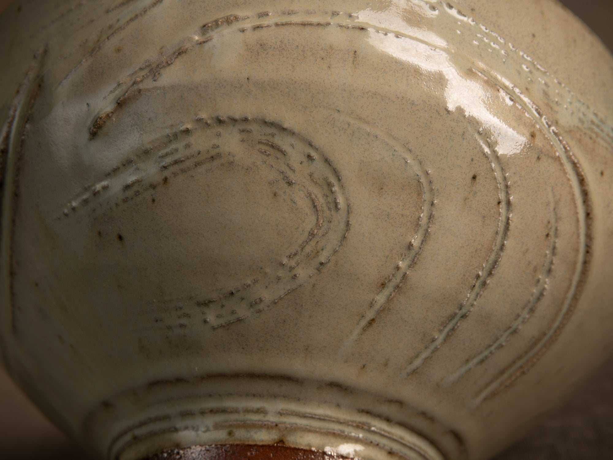 Coupe circulaire en grès de Gérard Quinchez, France (vers 1985)..Circular stoneware bowl by Gérard Quinchez, France (circa 1985)