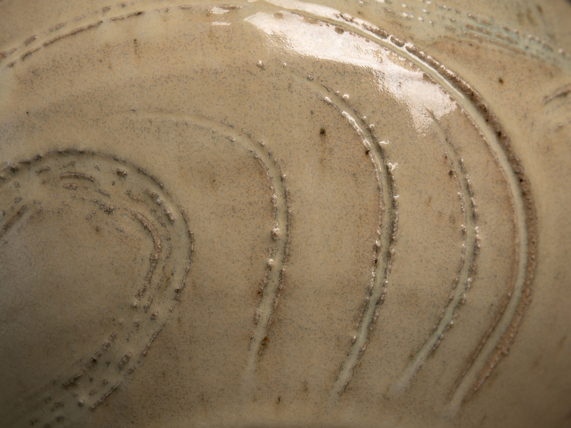 Coupe circulaire en grès de Gérard Quinchez, France (vers 1985)..Circular stoneware bowl by Gérard Quinchez, France (circa 1985)