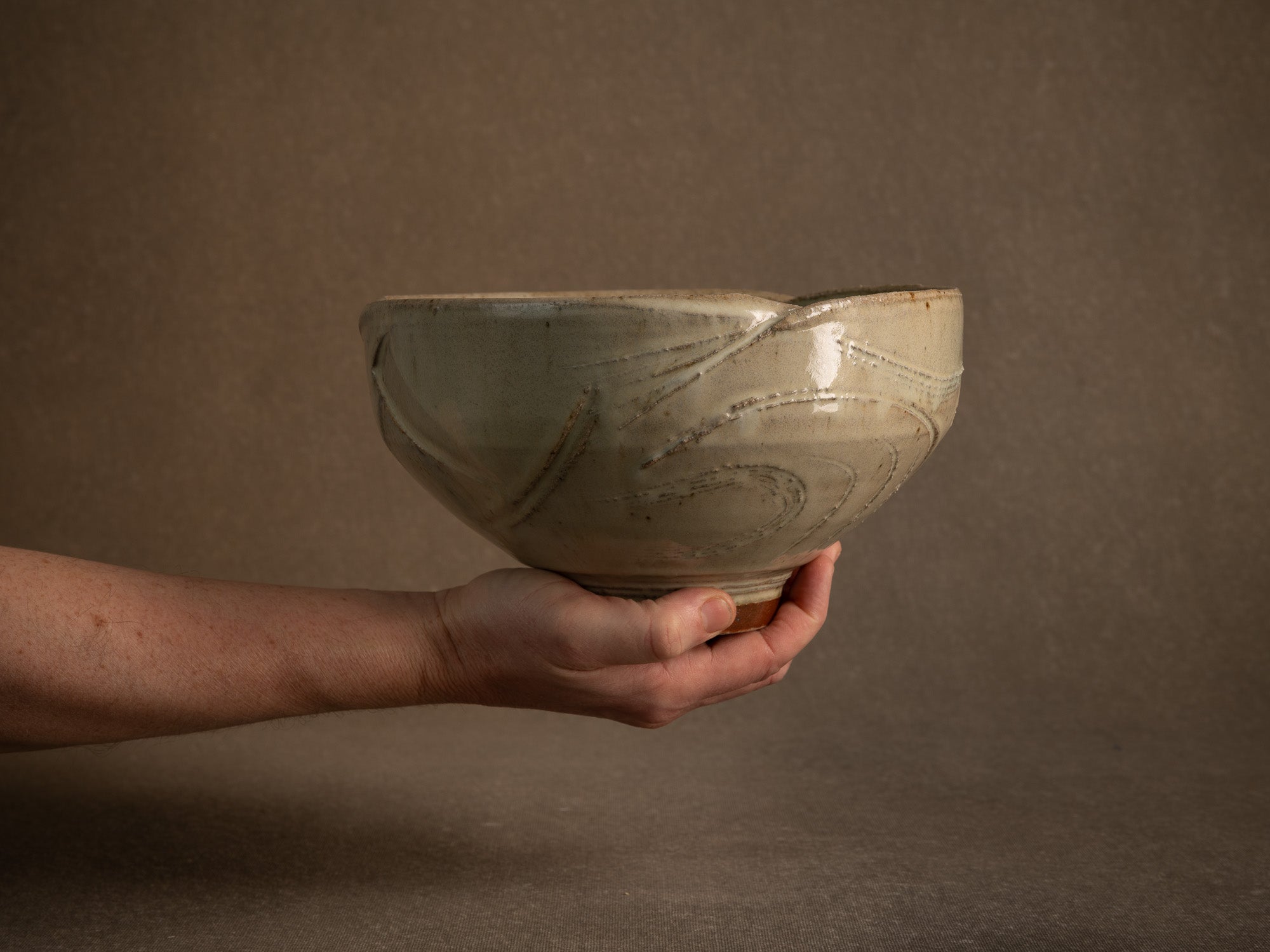 Coupe circulaire en grès de Gérard Quinchez, France (vers 1985)..Circular stoneware bowl by Gérard Quinchez, France (circa 1985)