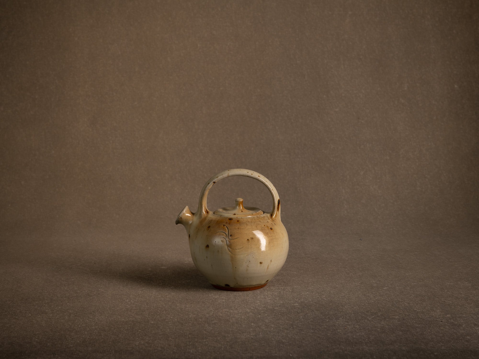 Théière en grès de La Borne par Jacques Villain, France (1975)..Stoneware teapot from La Borne by Jacques Villain, France (1975)