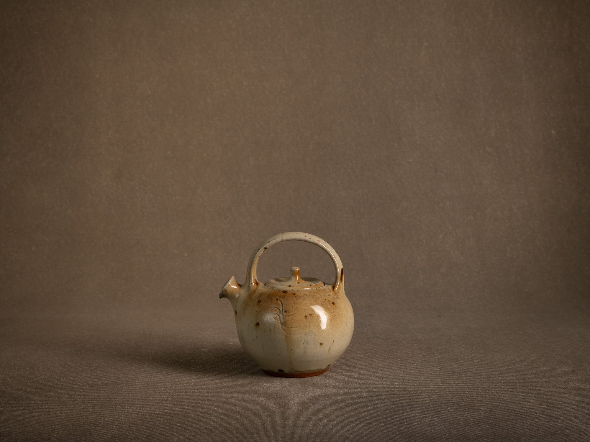 Théière en grès de La Borne par Jacques Villain, France (1975)..Stoneware teapot from La Borne by Jacques Villain, France (1975)