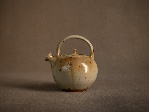 Théière en grès de La Borne par Jacques Villain, France (1975)..Stoneware teapot from La Borne by Jacques Villain, France (1975)