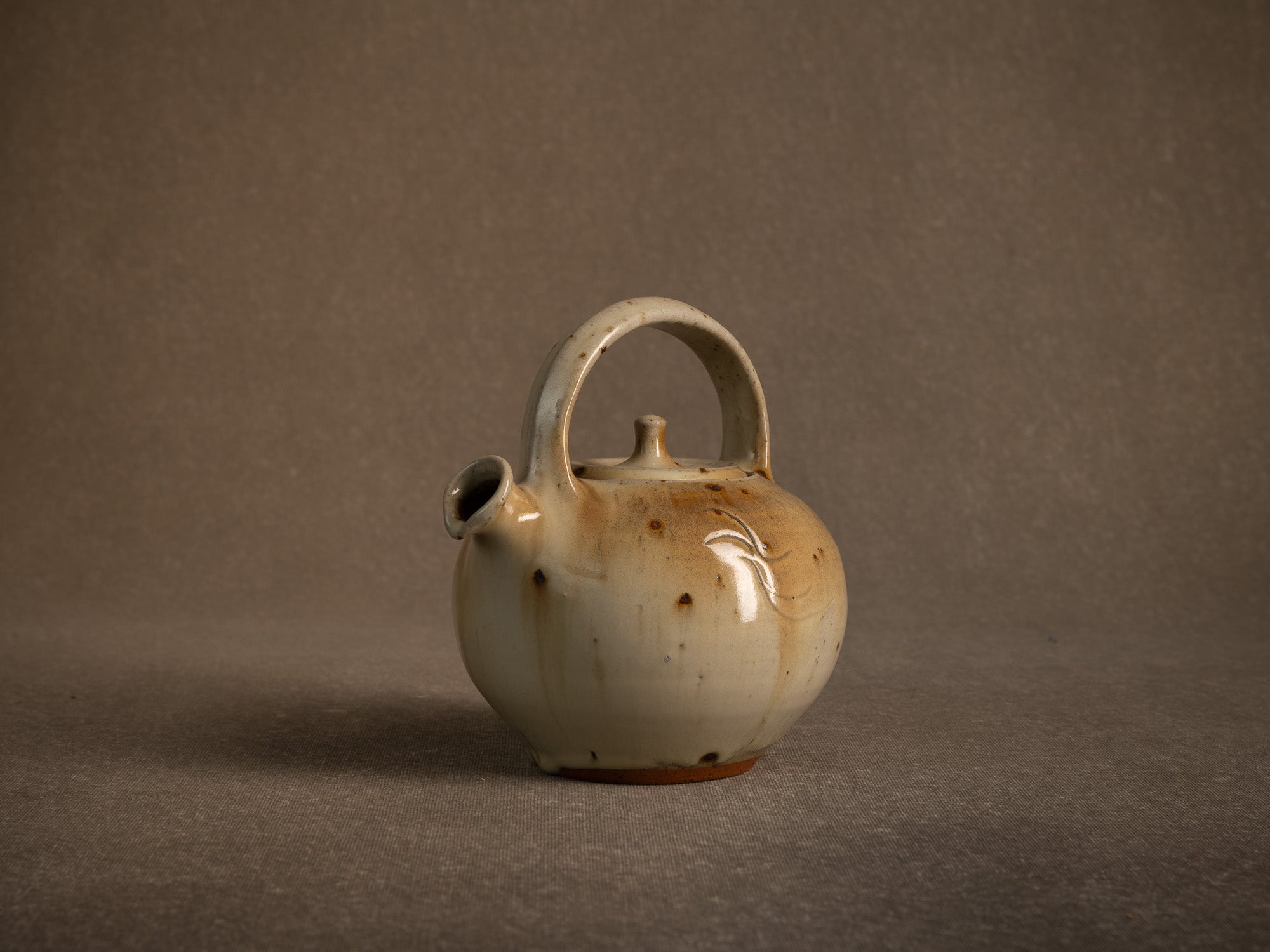 Théière en grès de La Borne par Jacques Villain, France (1975)..Stoneware teapot from La Borne by Jacques Villain, France (1975)