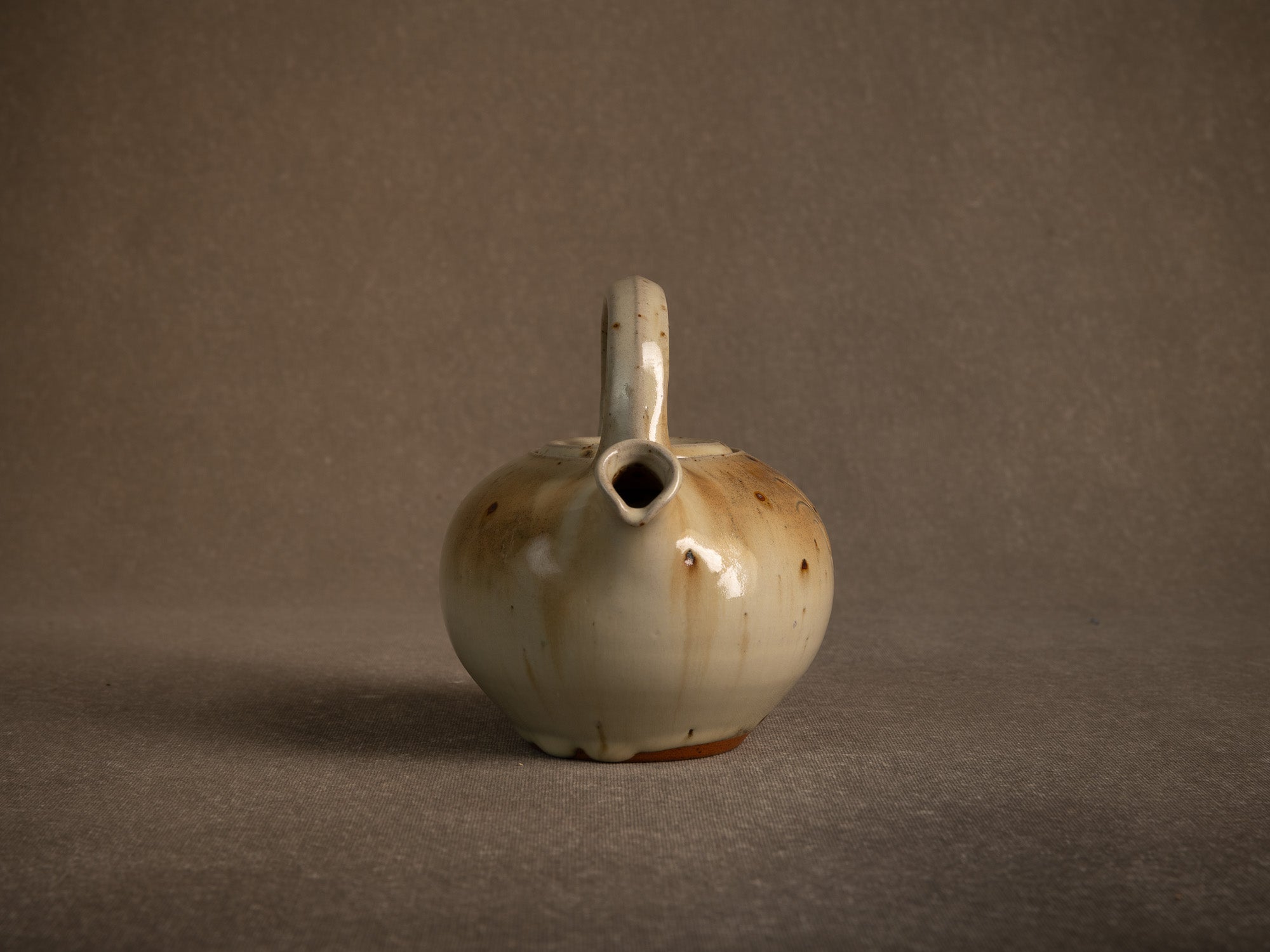 Théière en grès de La Borne par Jacques Villain, France (1975)..Stoneware teapot from La Borne by Jacques Villain, France (1975)