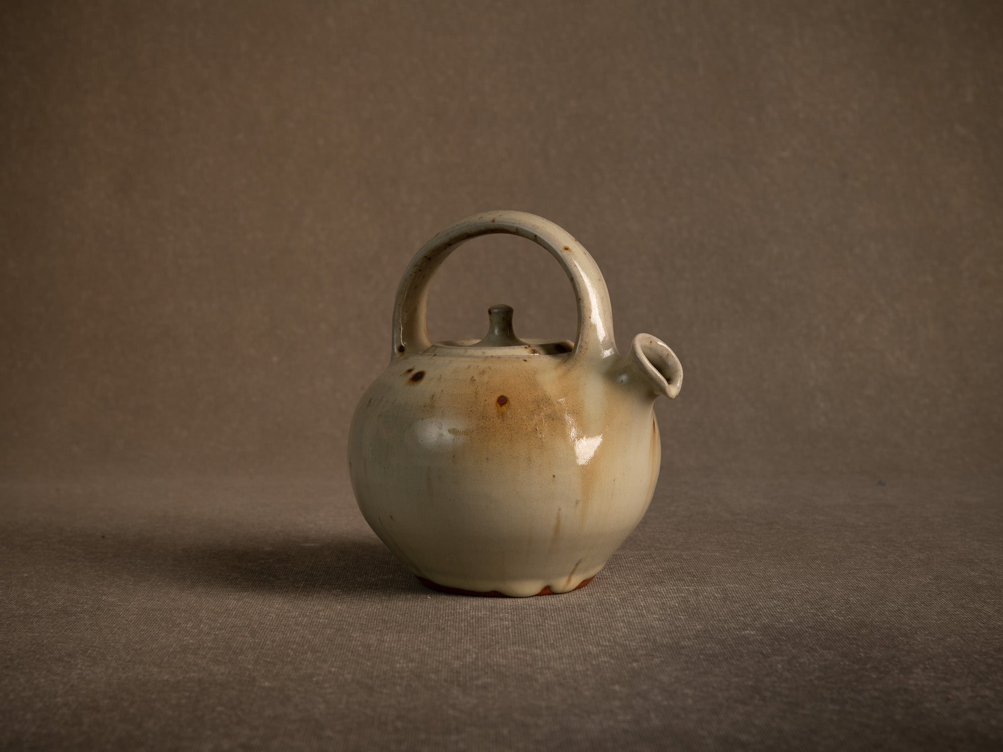 Théière en grès de La Borne par Jacques Villain, France (1975)..Stoneware teapot from La Borne by Jacques Villain, France (1975)