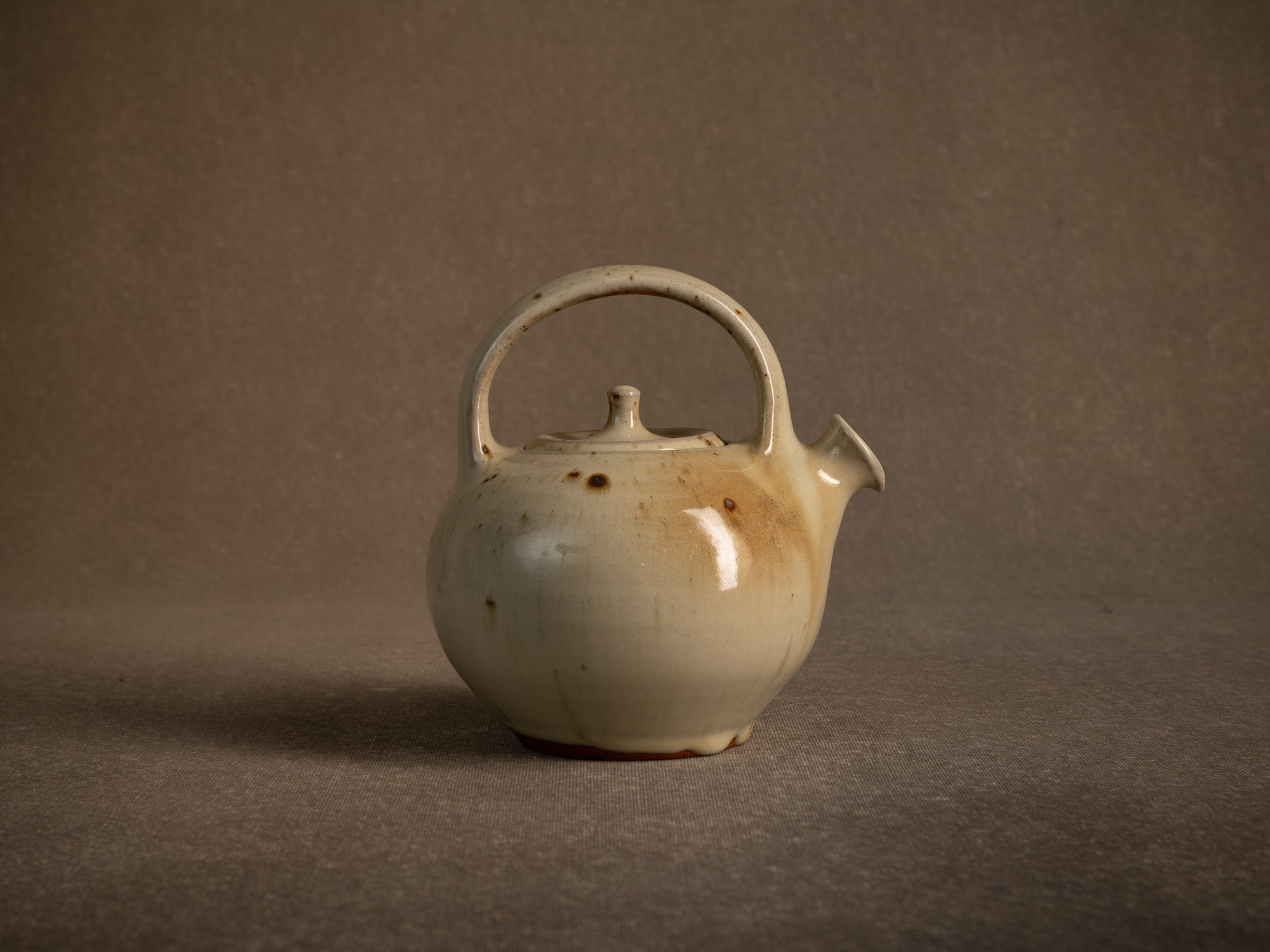 Théière en grès de La Borne par Jacques Villain, France (1975)..Stoneware teapot from La Borne by Jacques Villain, France (1975)