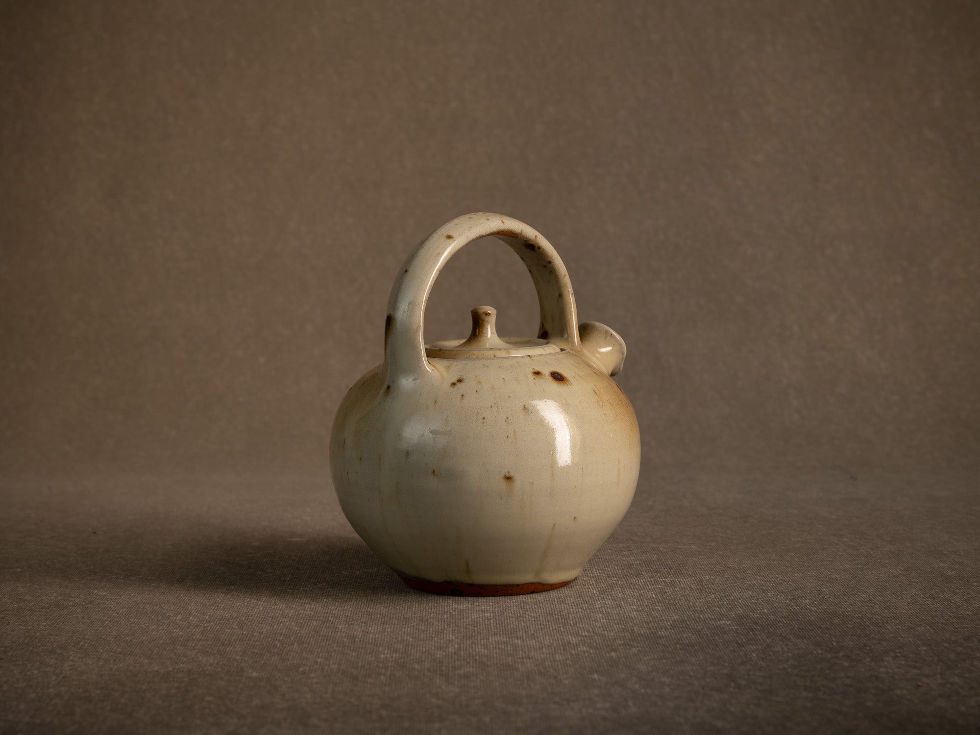 Théière en grès de La Borne par Jacques Villain, France (1975)..Stoneware teapot from La Borne by Jacques Villain, France (1975)