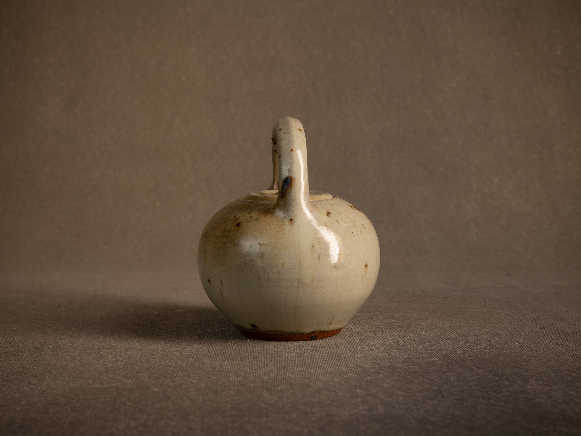 Théière en grès de La Borne par Jacques Villain, France (1975)..Stoneware teapot from La Borne by Jacques Villain, France (1975)