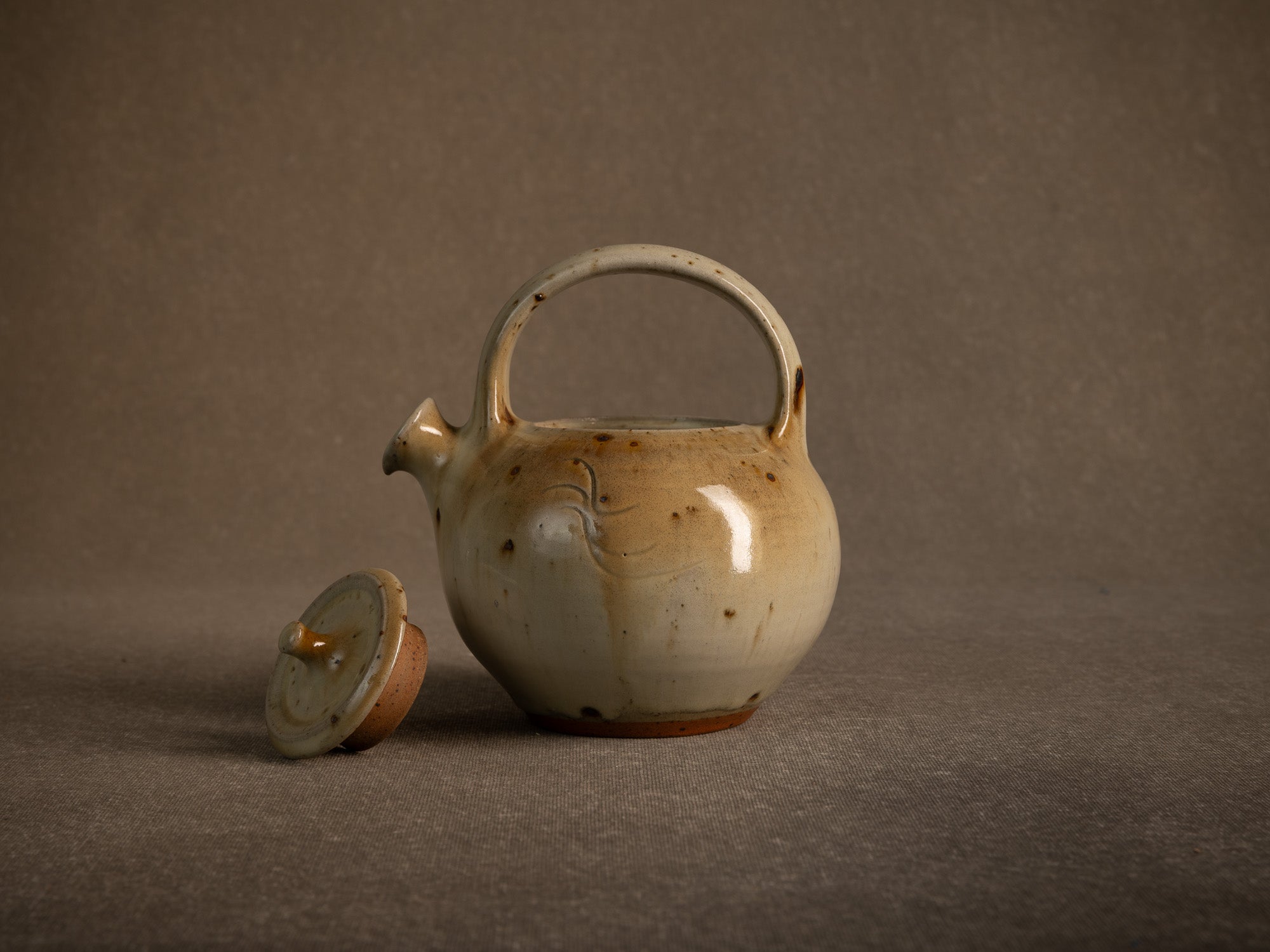 Théière en grès de La Borne par Jacques Villain, France (1975)..Stoneware teapot from La Borne by Jacques Villain, France (1975)