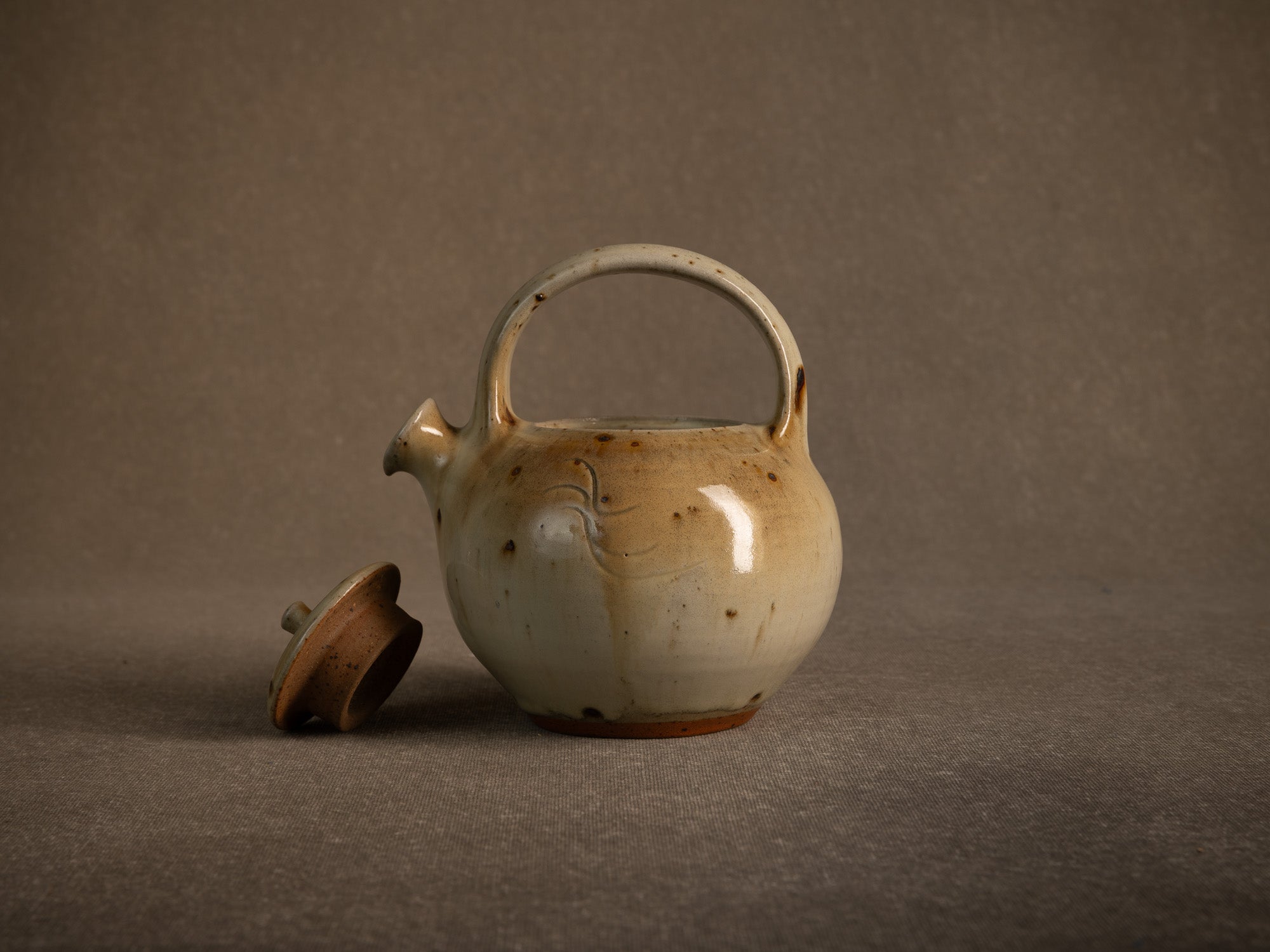 Théière en grès de La Borne par Jacques Villain, France (1975)..Stoneware teapot from La Borne by Jacques Villain, France (1975)