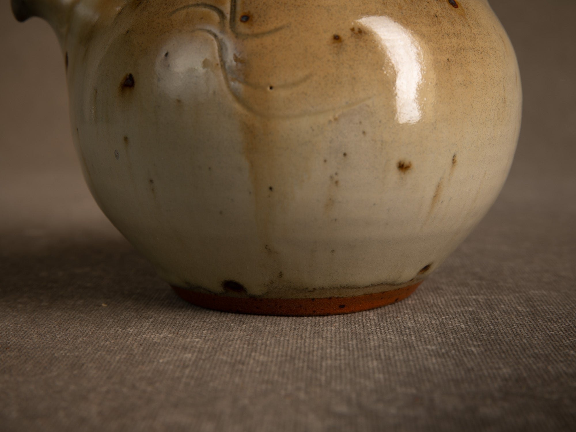Théière en grès de La Borne par Jacques Villain, France (1975)..Stoneware teapot from La Borne by Jacques Villain, France (1975)