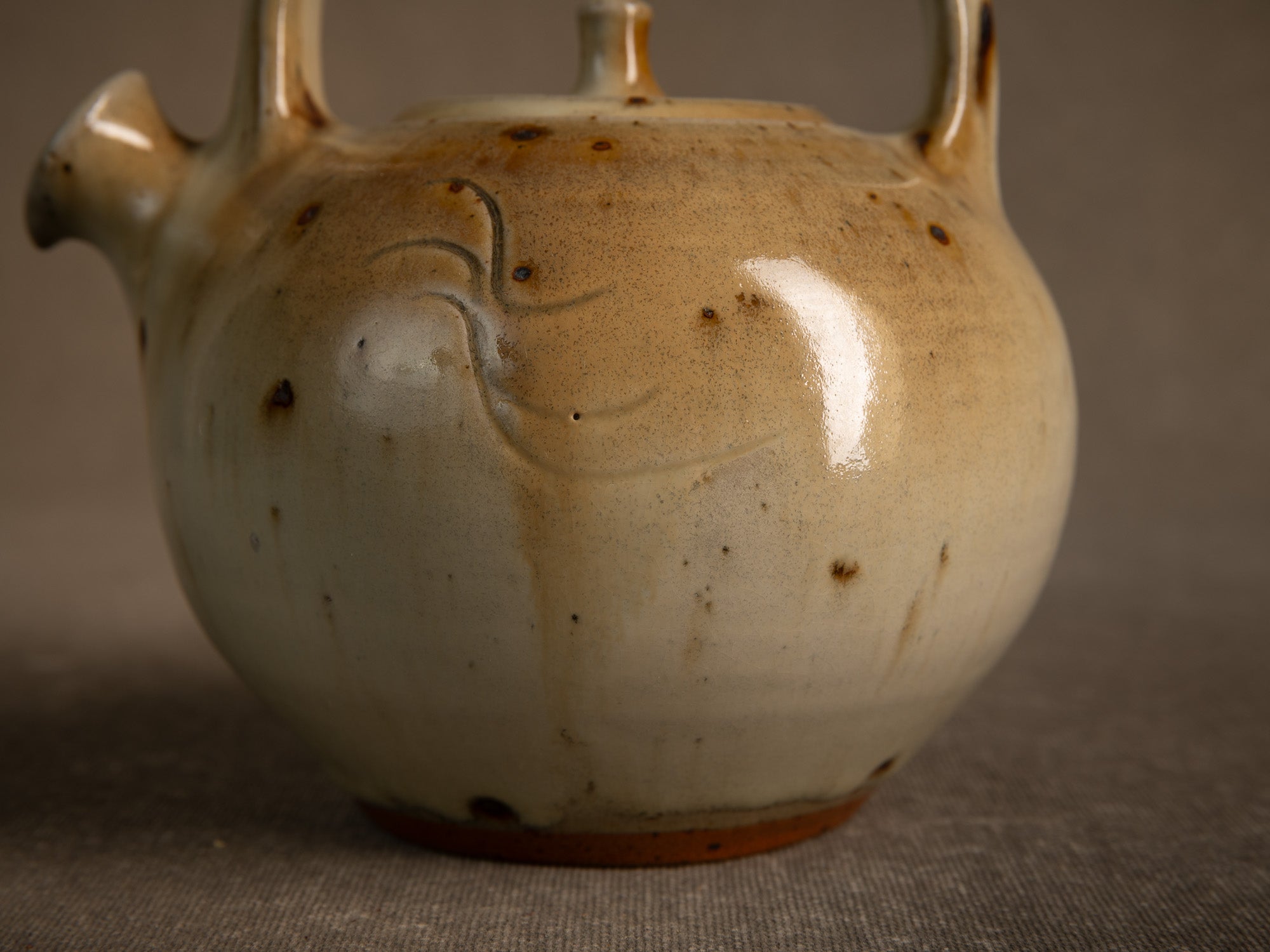 Théière en grès de La Borne par Jacques Villain, France (1975)..Stoneware teapot from La Borne by Jacques Villain, France (1975)