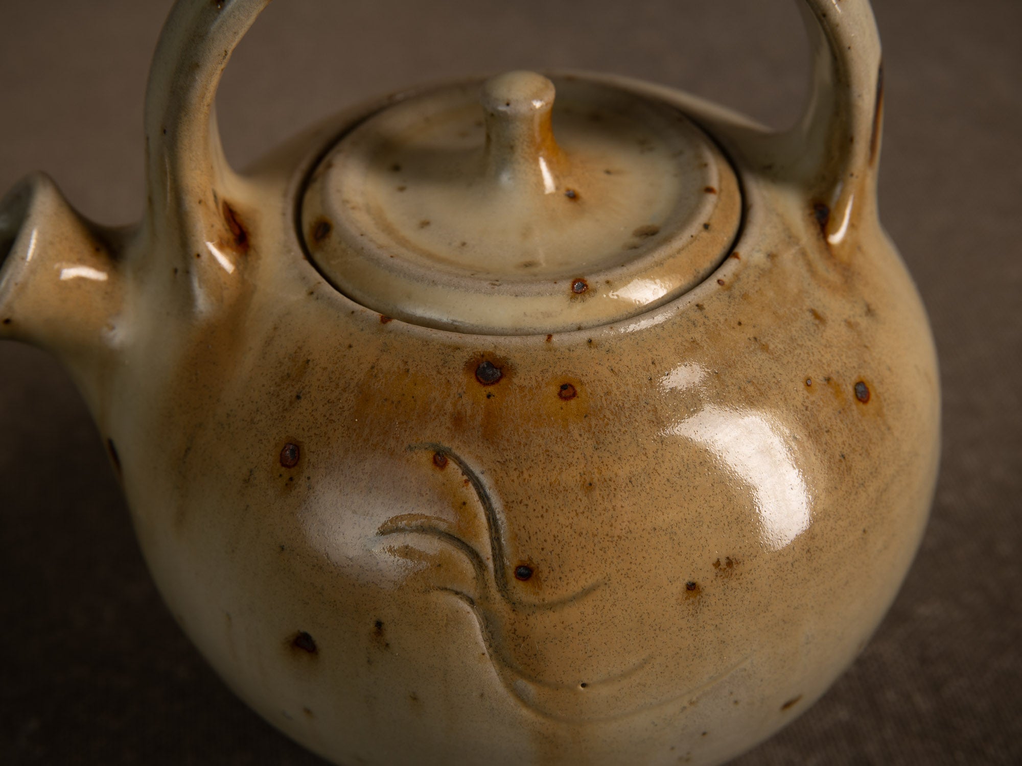 Théière en grès de La Borne par Jacques Villain, France (1975)..Stoneware teapot from La Borne by Jacques Villain, France (1975)