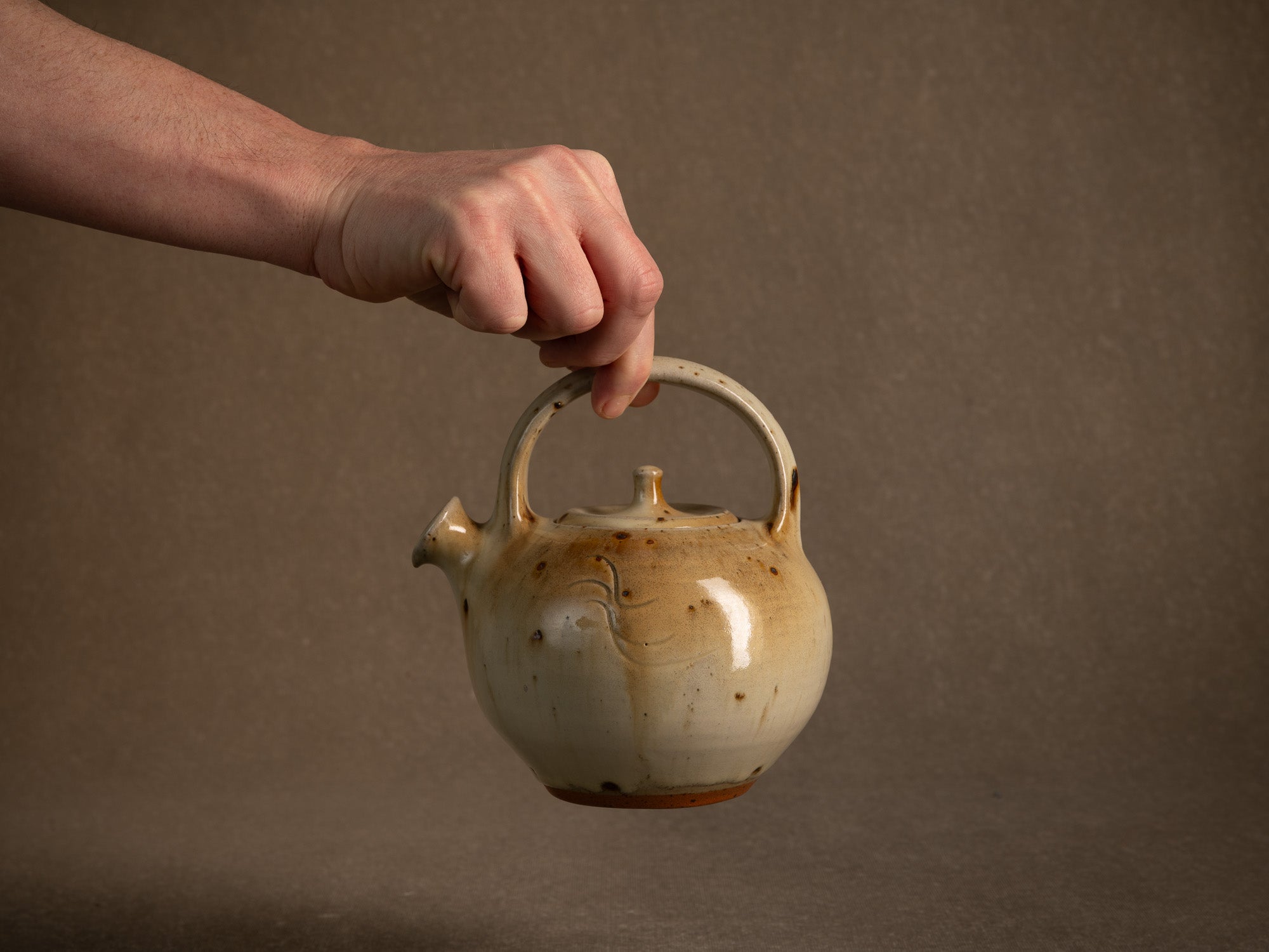 Théière en grès de La Borne par Jacques Villain, France (1975)..Stoneware teapot from La Borne by Jacques Villain, France (1975)