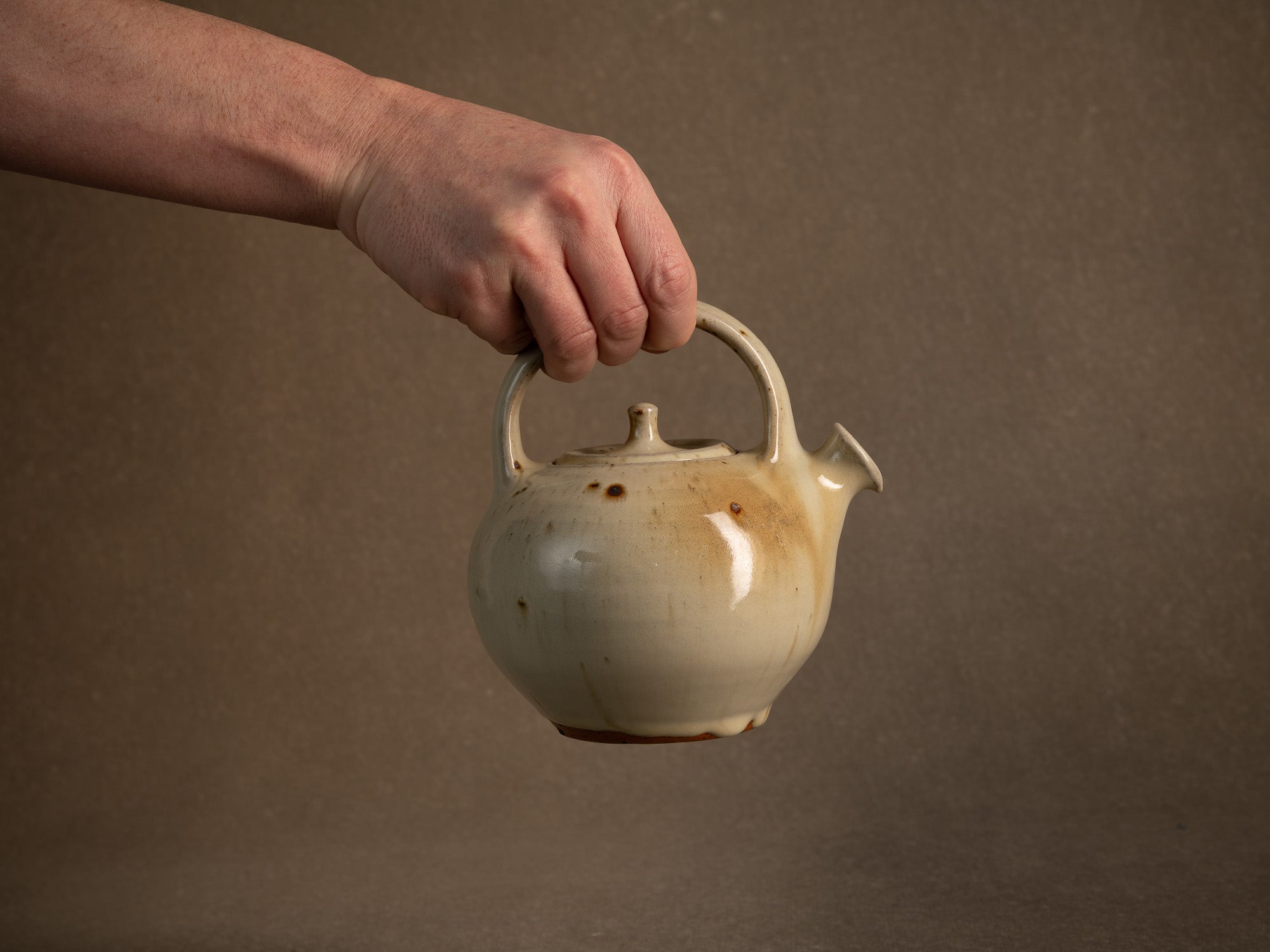 Théière en grès de La Borne par Jacques Villain, France (1975)..Stoneware teapot from La Borne by Jacques Villain, France (1975)