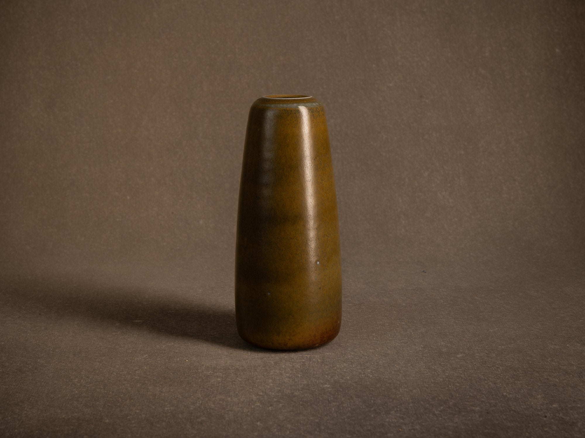 Remarquable vase en grès à couverte "poussière de thé" (circa 1970-80)..Remarkable stoneware vase with "tea-dust" glaze (circa 1970–80)