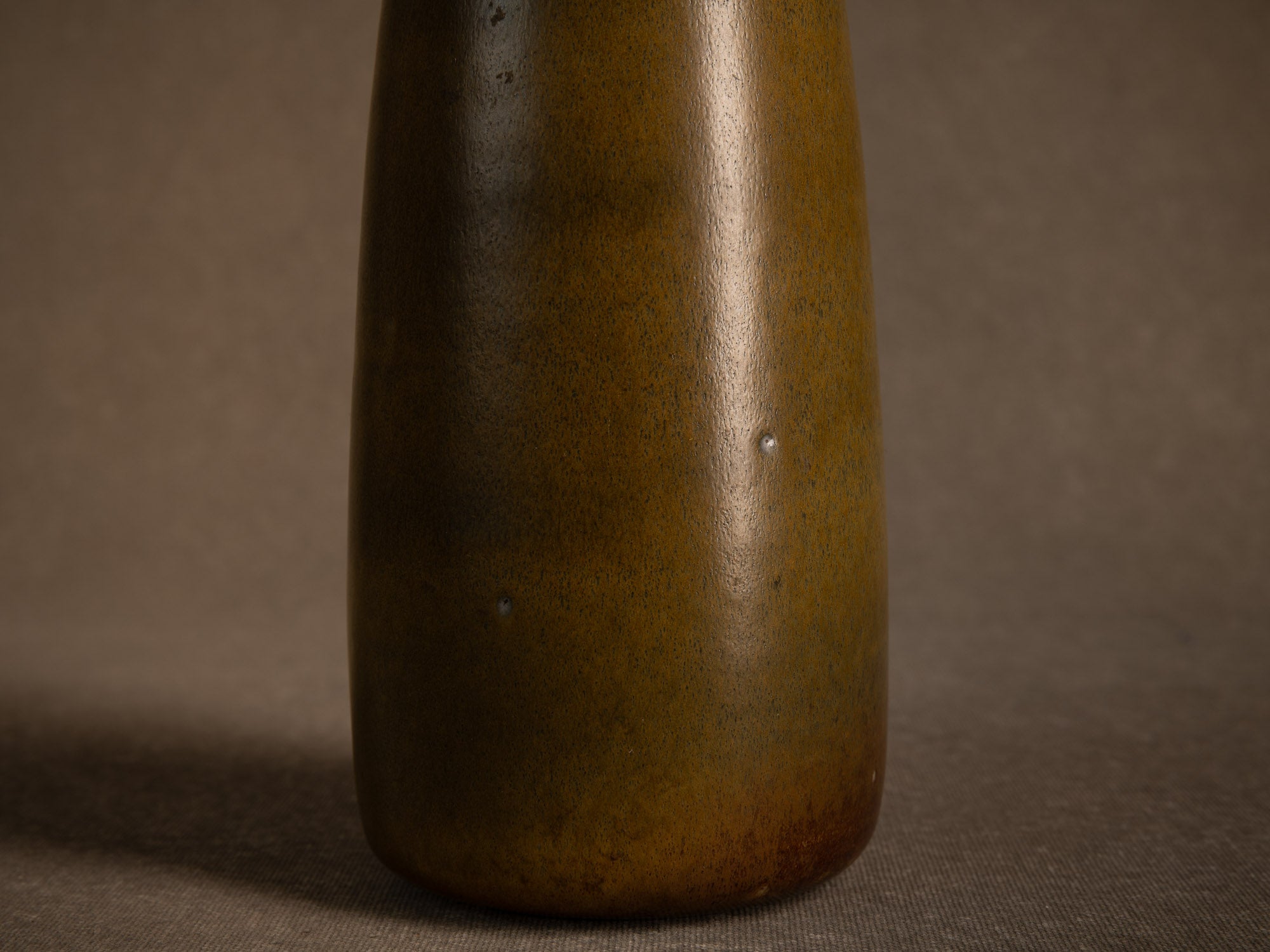 Remarquable vase en grès à couverte "poussière de thé" (circa 1970-80)..Remarkable stoneware vase with "tea-dust" glaze (circa 1970–80)
