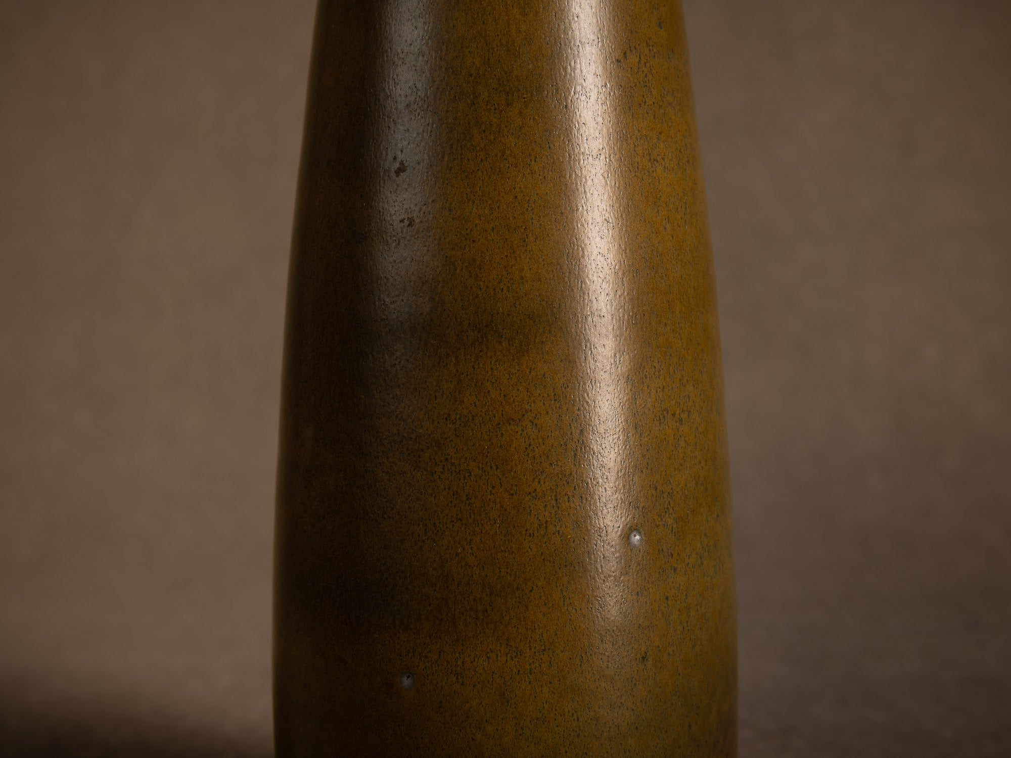 Remarquable vase en grès à couverte "poussière de thé" (circa 1970-80)..Remarkable stoneware vase with "tea-dust" glaze (circa 1970–80)