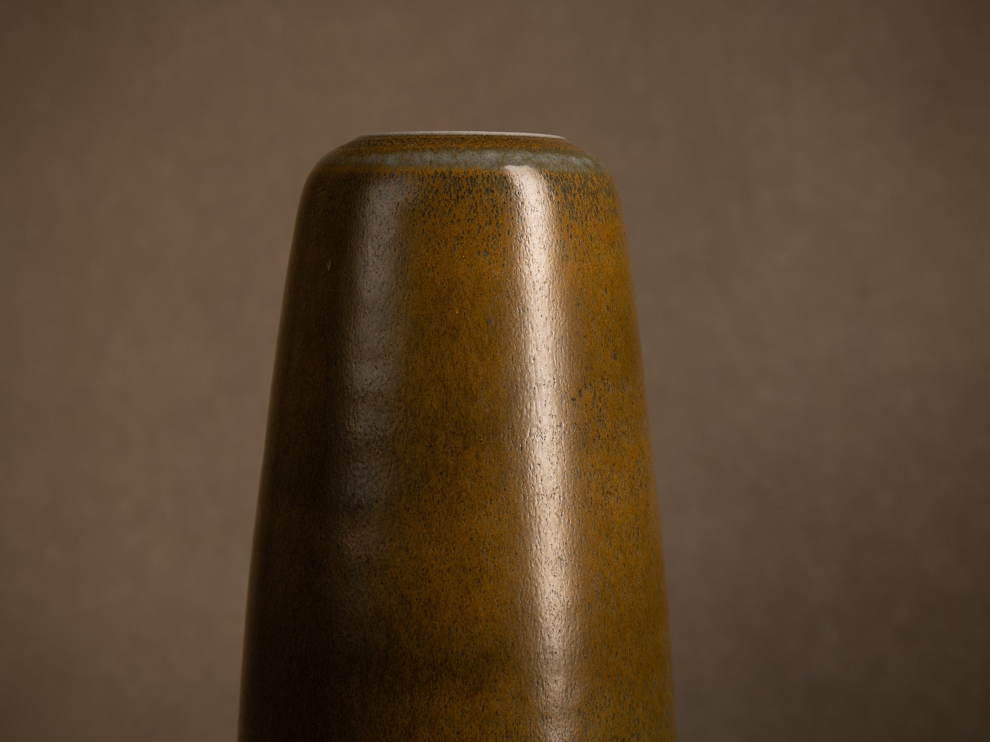 Remarquable vase en grès à couverte "poussière de thé" (circa 1970-80)..Remarkable stoneware vase with "tea-dust" glaze (circa 1970–80)