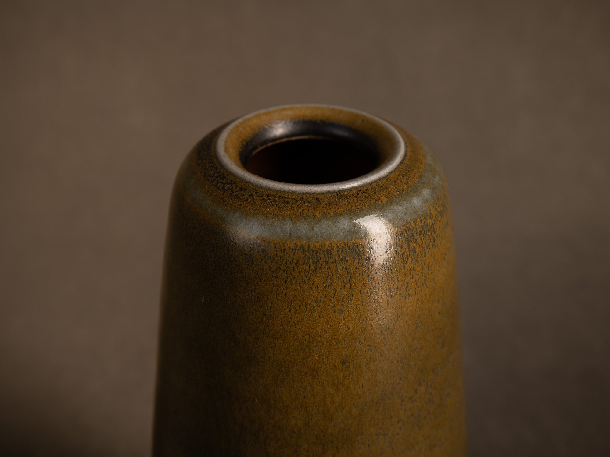Remarquable vase en grès à couverte "poussière de thé" (circa 1970-80)..Remarkable stoneware vase with "tea-dust" glaze (circa 1970–80)