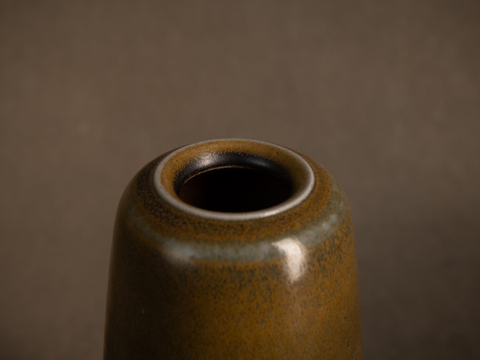 Remarquable vase en grès à couverte "poussière de thé" (circa 1970-80)..Remarkable stoneware vase with "tea-dust" glaze (circa 1970–80)