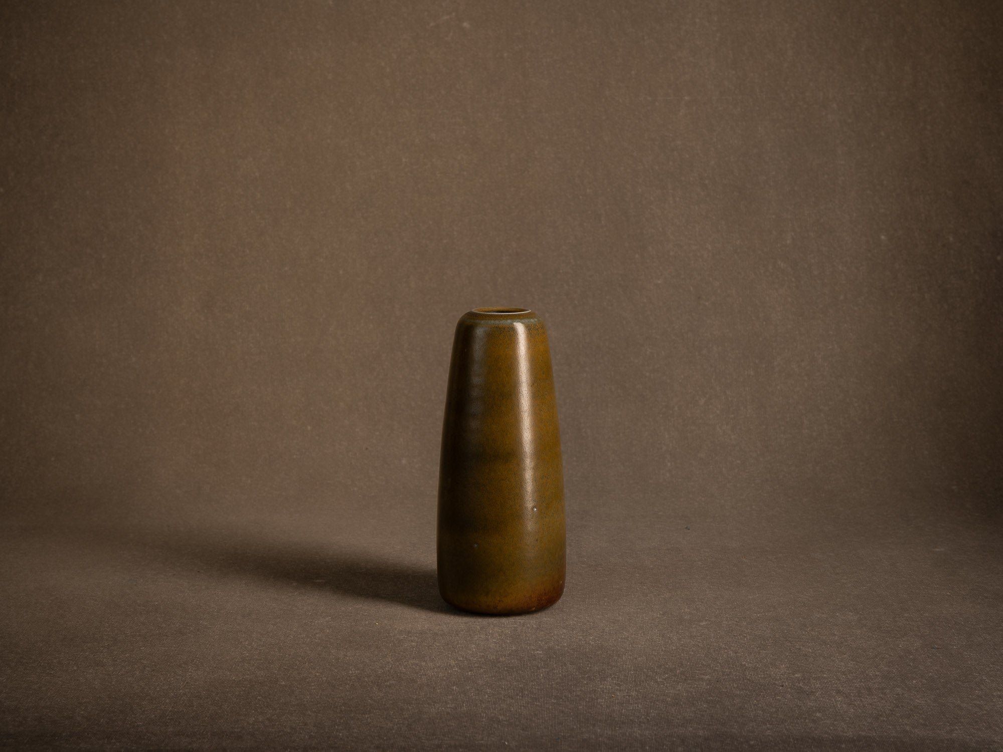 Remarquable vase en grès à couverte "poussière de thé" (circa 1970-80)..Remarkable stoneware vase with "tea-dust" glaze (circa 1970–80)