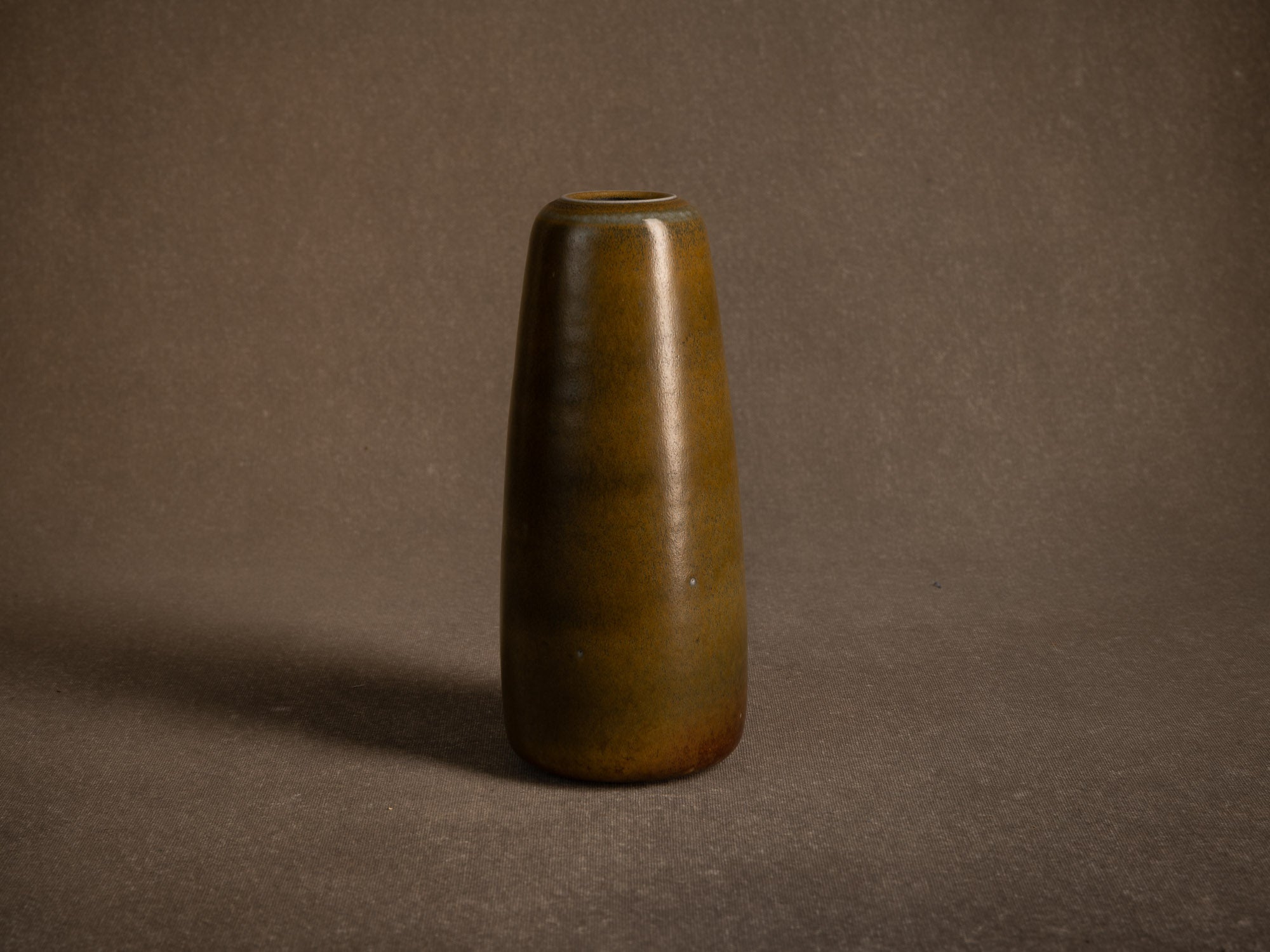 Remarquable vase en grès à couverte "poussière de thé" (circa 1970-80)..Remarkable stoneware vase with "tea-dust" glaze (circa 1970–80)