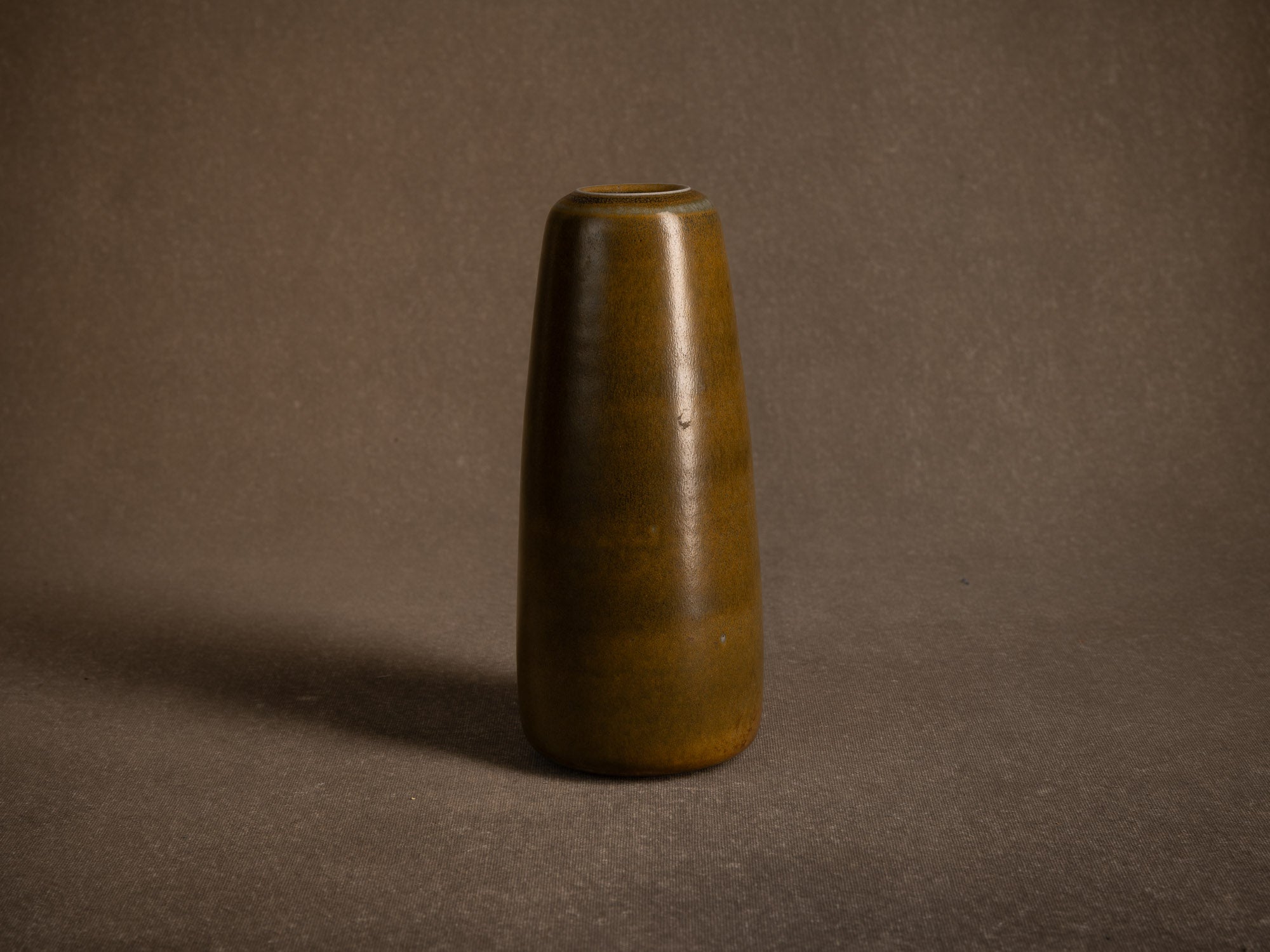 Remarquable vase en grès à couverte "poussière de thé" (circa 1970-80)..Remarkable stoneware vase with "tea-dust" glaze (circa 1970–80)
