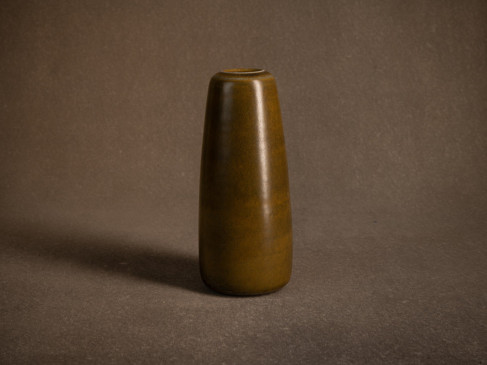 Remarquable vase en grès à couverte "poussière de thé" (circa 1970-80)..Remarkable stoneware vase with "tea-dust" glaze (circa 1970–80)