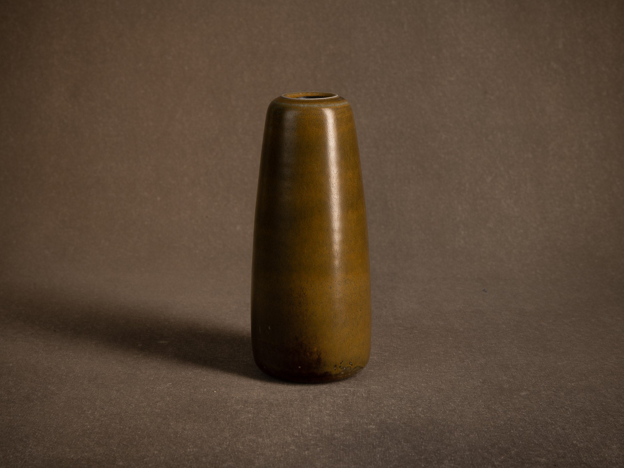 Remarquable vase en grès à couverte "poussière de thé" (circa 1970-80)..Remarkable stoneware vase with "tea-dust" glaze (circa 1970–80)