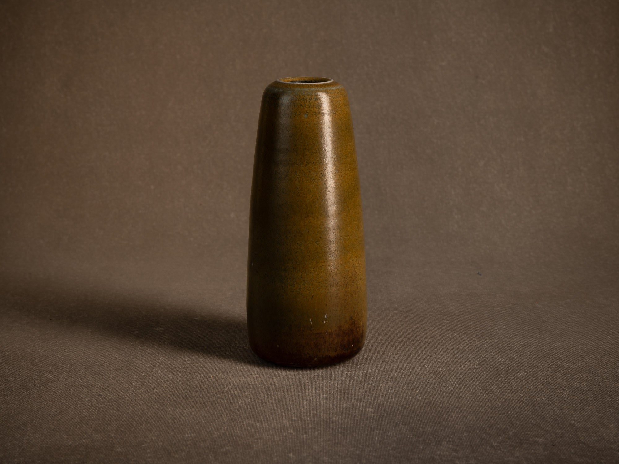 Remarquable vase en grès à couverte "poussière de thé" (circa 1970-80)..Remarkable stoneware vase with "tea-dust" glaze (circa 1970–80)
