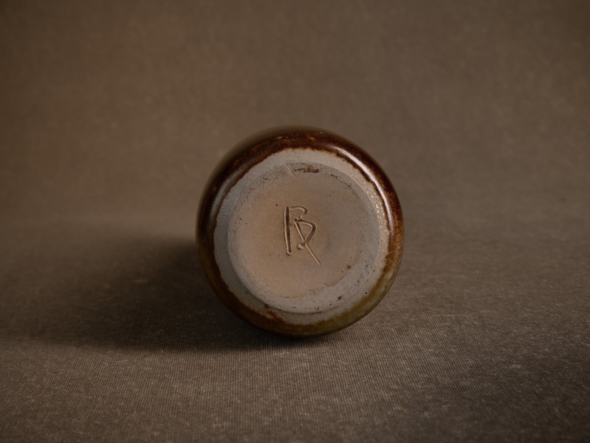 Remarquable vase en grès à couverte "poussière de thé" (circa 1970-80)..Remarkable stoneware vase with "tea-dust" glaze (circa 1970–80)