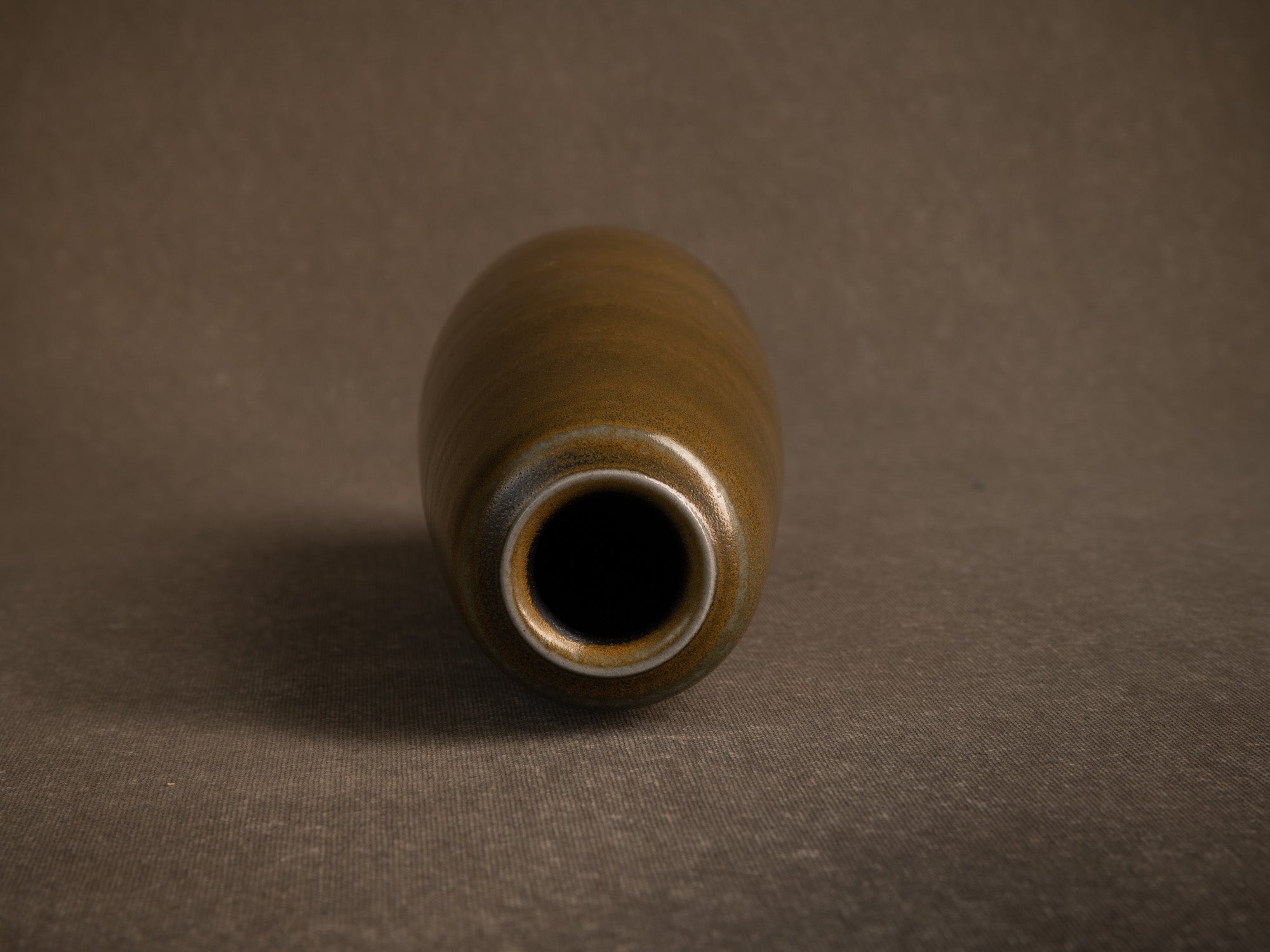 Remarquable vase en grès à couverte "poussière de thé" (circa 1970-80)..Remarkable stoneware vase with "tea-dust" glaze (circa 1970–80)