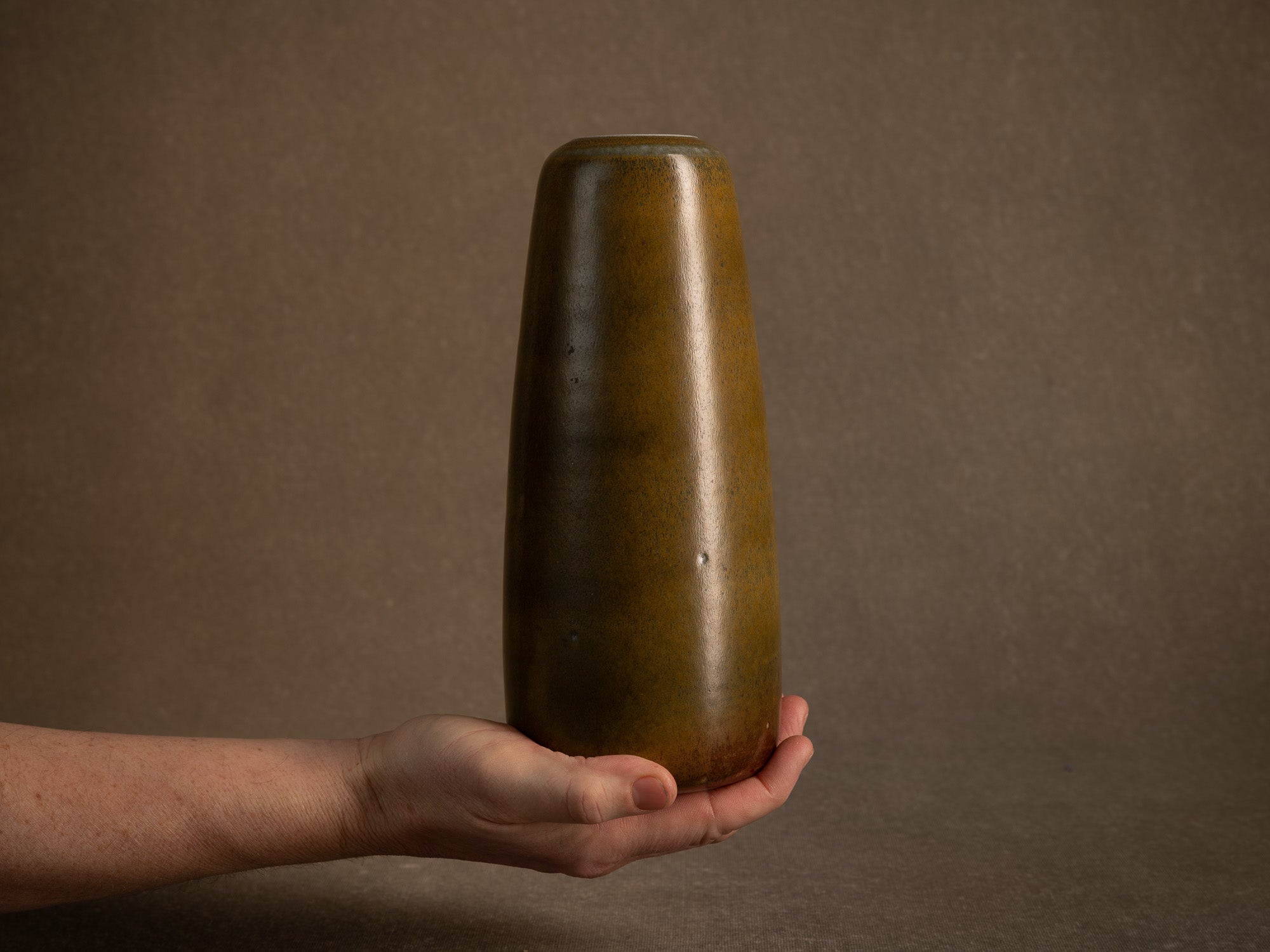 Remarquable vase en grès à couverte "poussière de thé" (circa 1970-80)..Remarkable stoneware vase with "tea-dust" glaze (circa 1970–80)