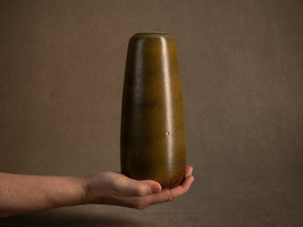Remarquable vase en grès à couverte "poussière de thé" (circa 1970-80)..Remarkable stoneware vase with "tea-dust" glaze (circa 1970–80)