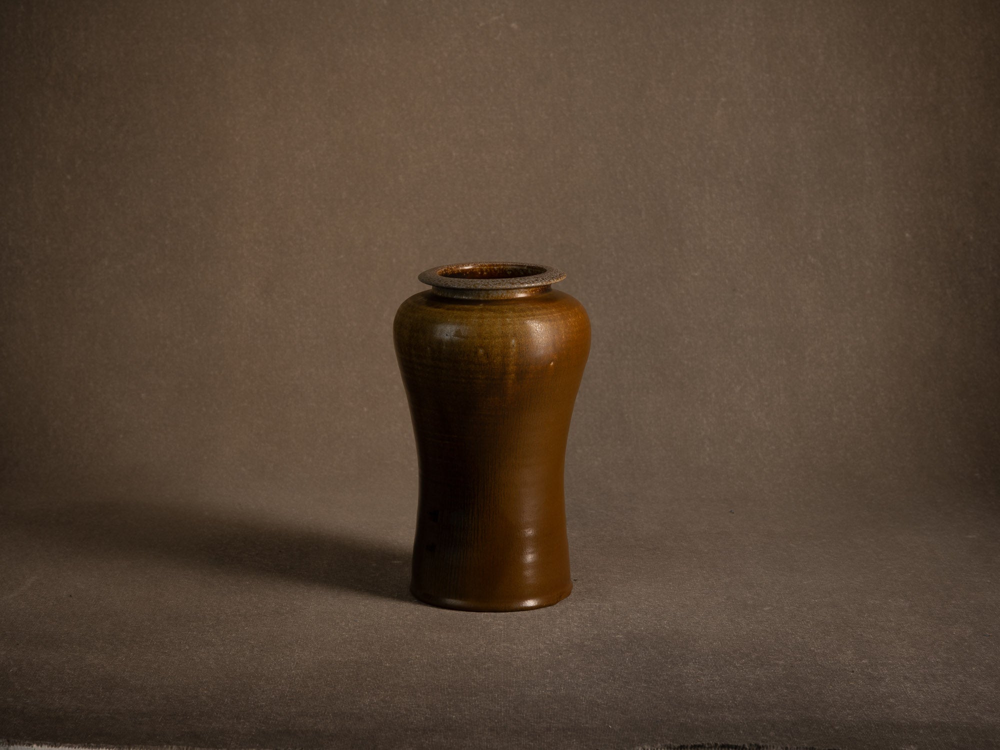 Vase meiping à émail fourrure de lièvre d’Antoine de Vinck, France (vers 1965)..Meiping hare's fur glaze vase by Antoine de Vinck, France (circa 1965)